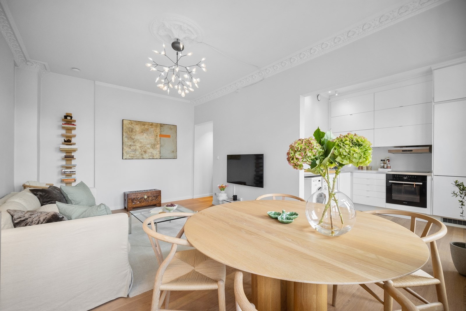 Ved ønske om ytterligere soverom er det mulig å etablere soverom der kjøkken er i dag og flytte kjøkken til stue. Galleribilde