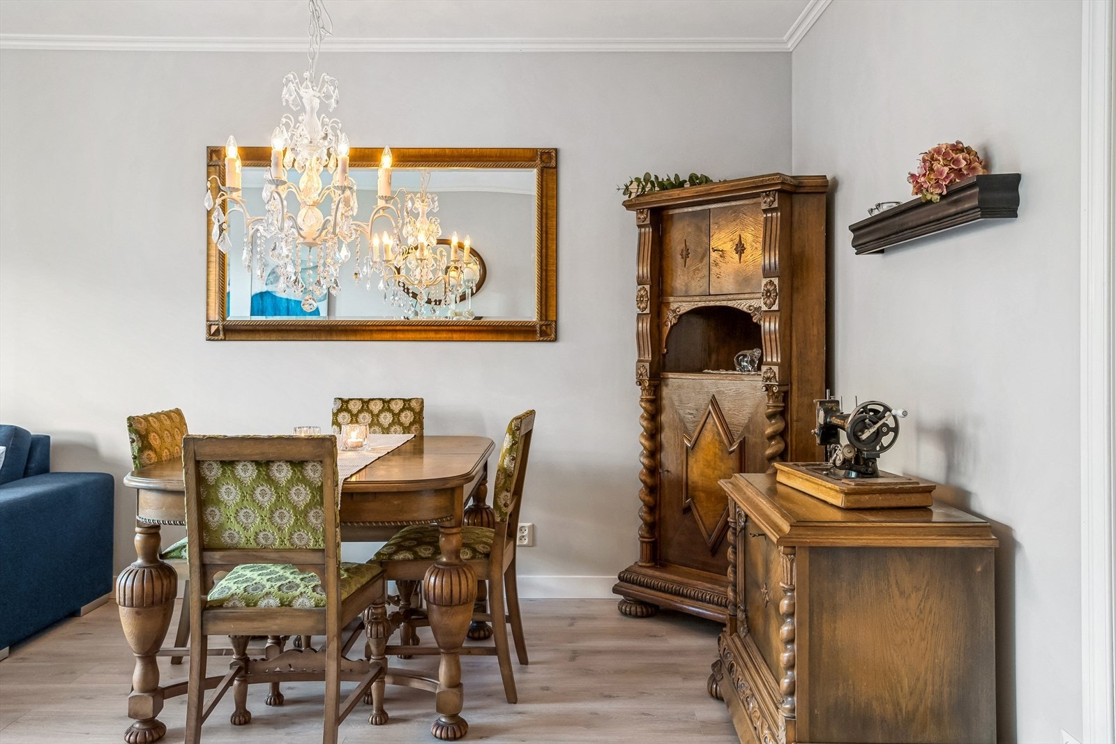 Stuen har plass til en fin spisegruppe Galleribilde