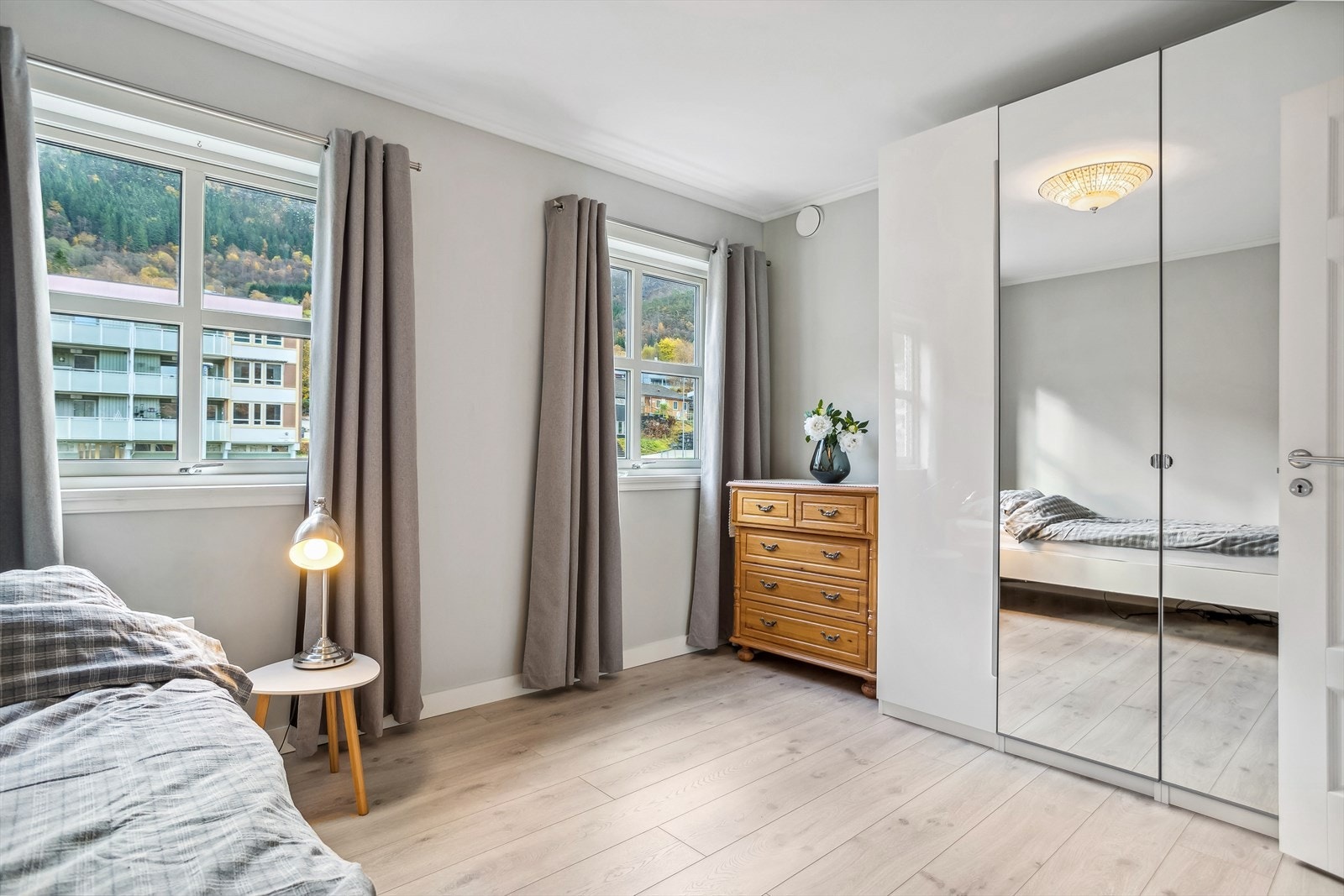 Hovedsoverommet har rikelig med naturlig lysinnslipp Galleribilde