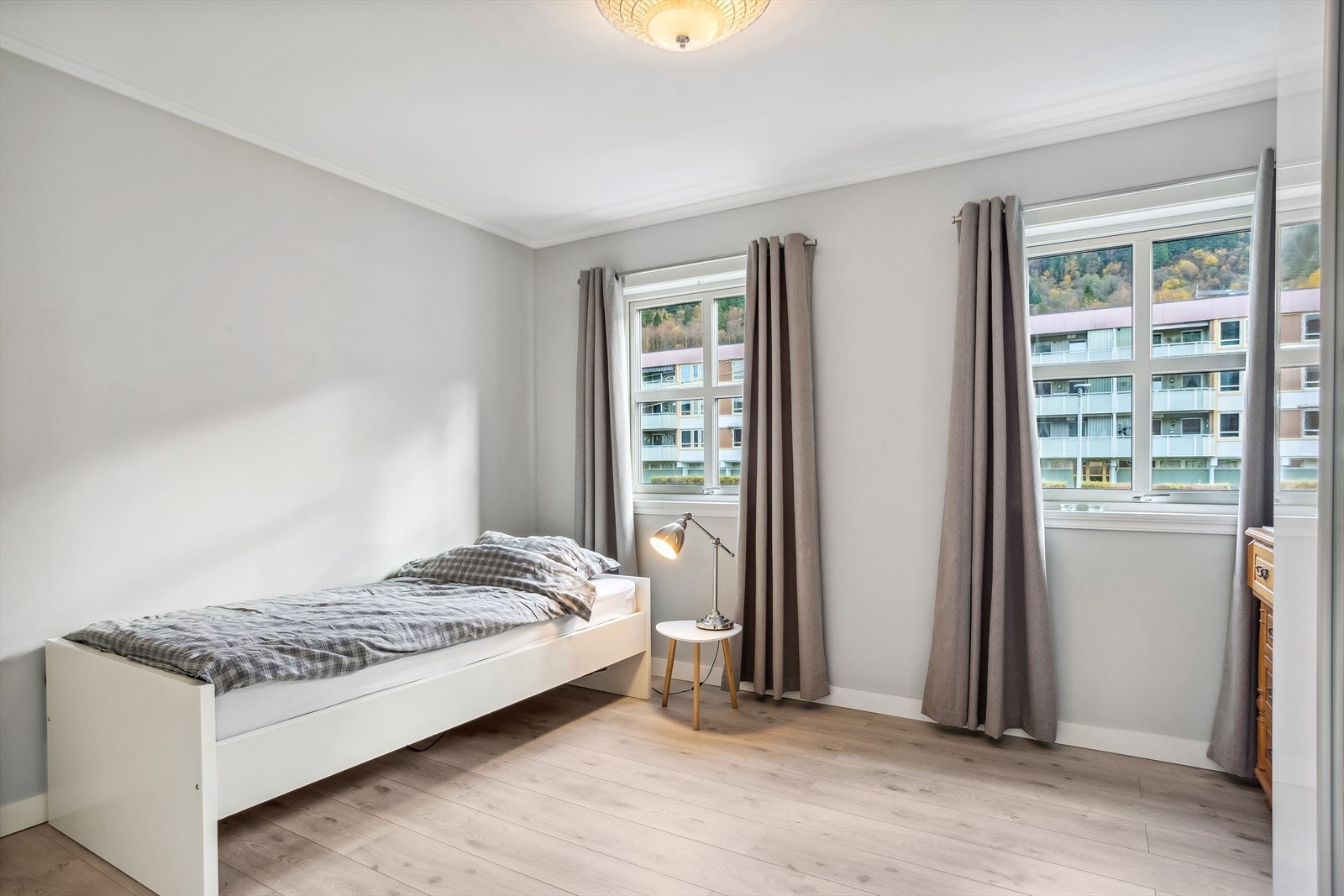 Leiligheten har to soverom. Hovedsoverommet er av god størrelse, og har plass til dobbeltseng, nattbord og garderobeskap Galleribilde
