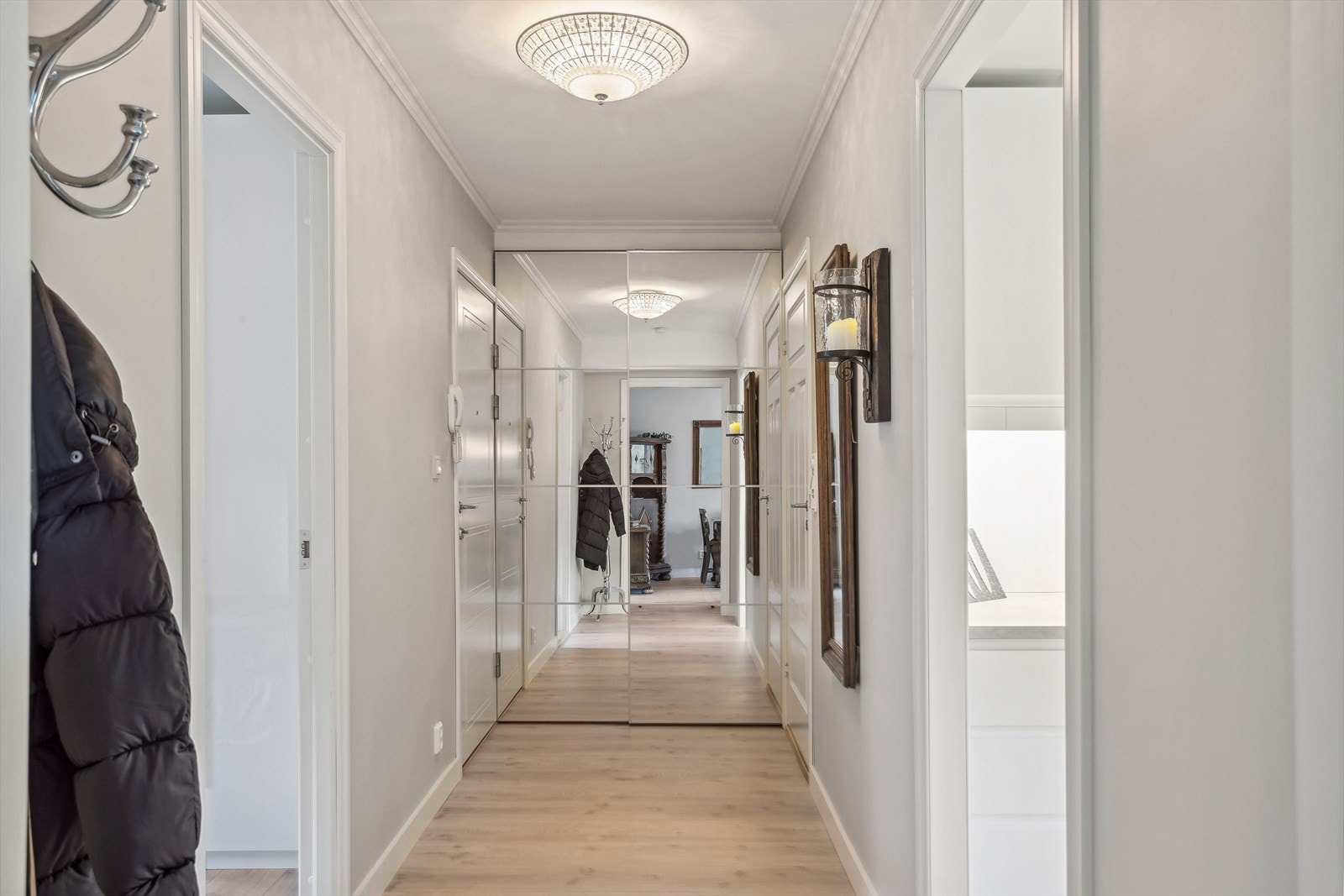 Det første som møter deg er leilighetens gang med skyvedørsgarderobe til oppbevaring av yttertøy Galleribilde