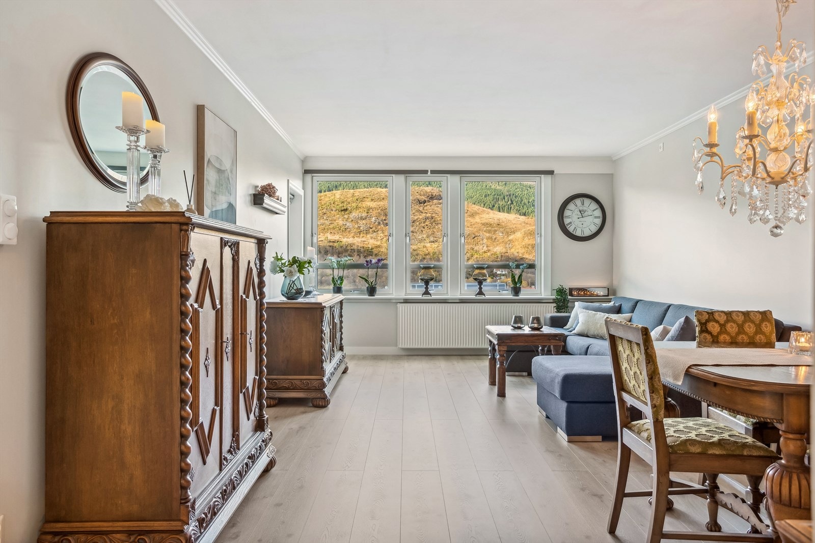 Romslig stue med store vinduer som slipper inn pent naturlig lys i rommet Galleribilde