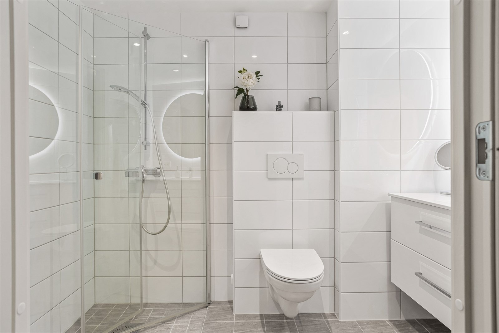 Pent bad som ble renovert i regi av borettslaget i 2020. Badet har flier på gulv, vegger og himling med spotter Galleribilde