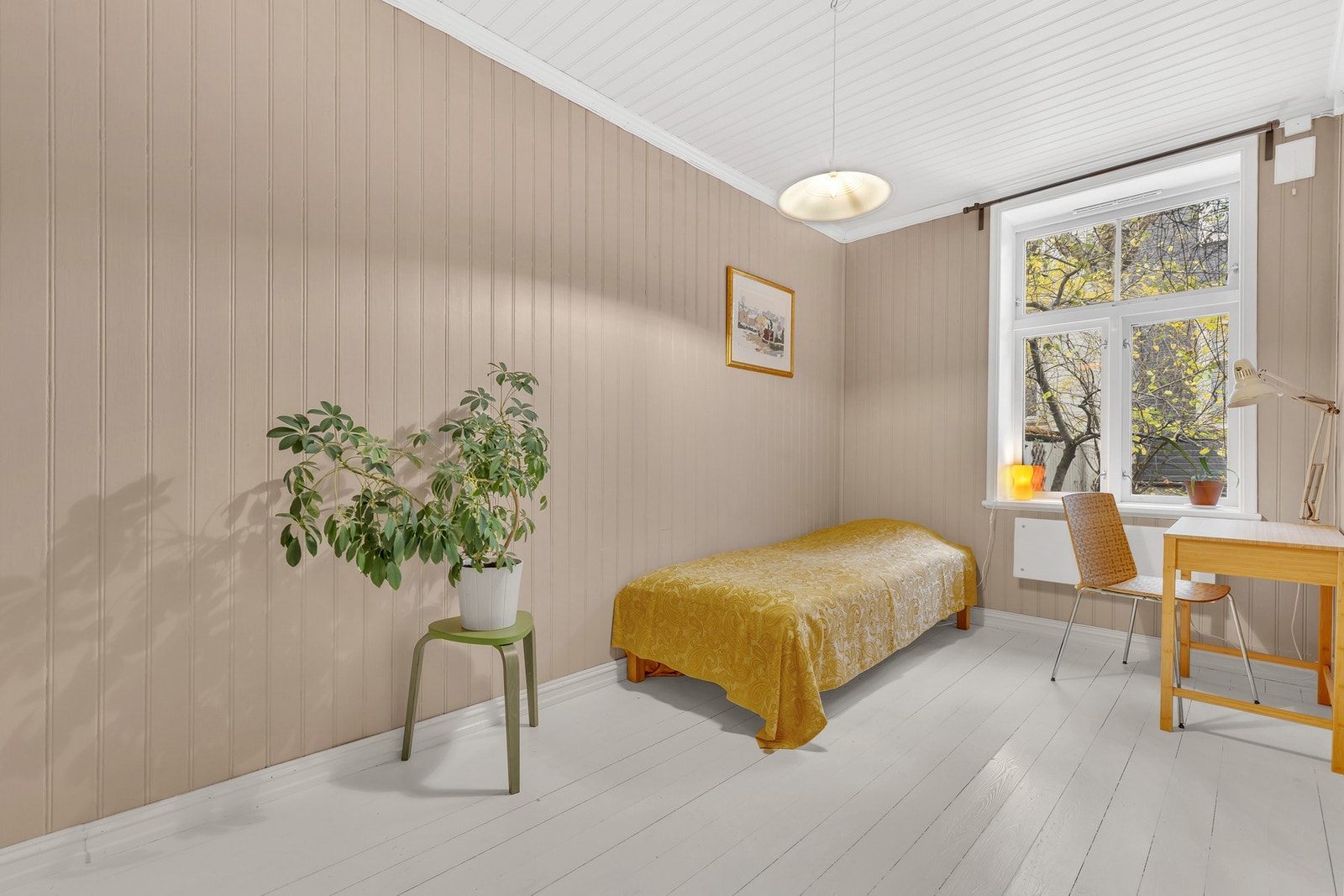 Gjennomgående for hele boligen er moderne fargevalg på vegg og store vindusflater med dyp karm. Galleribilde