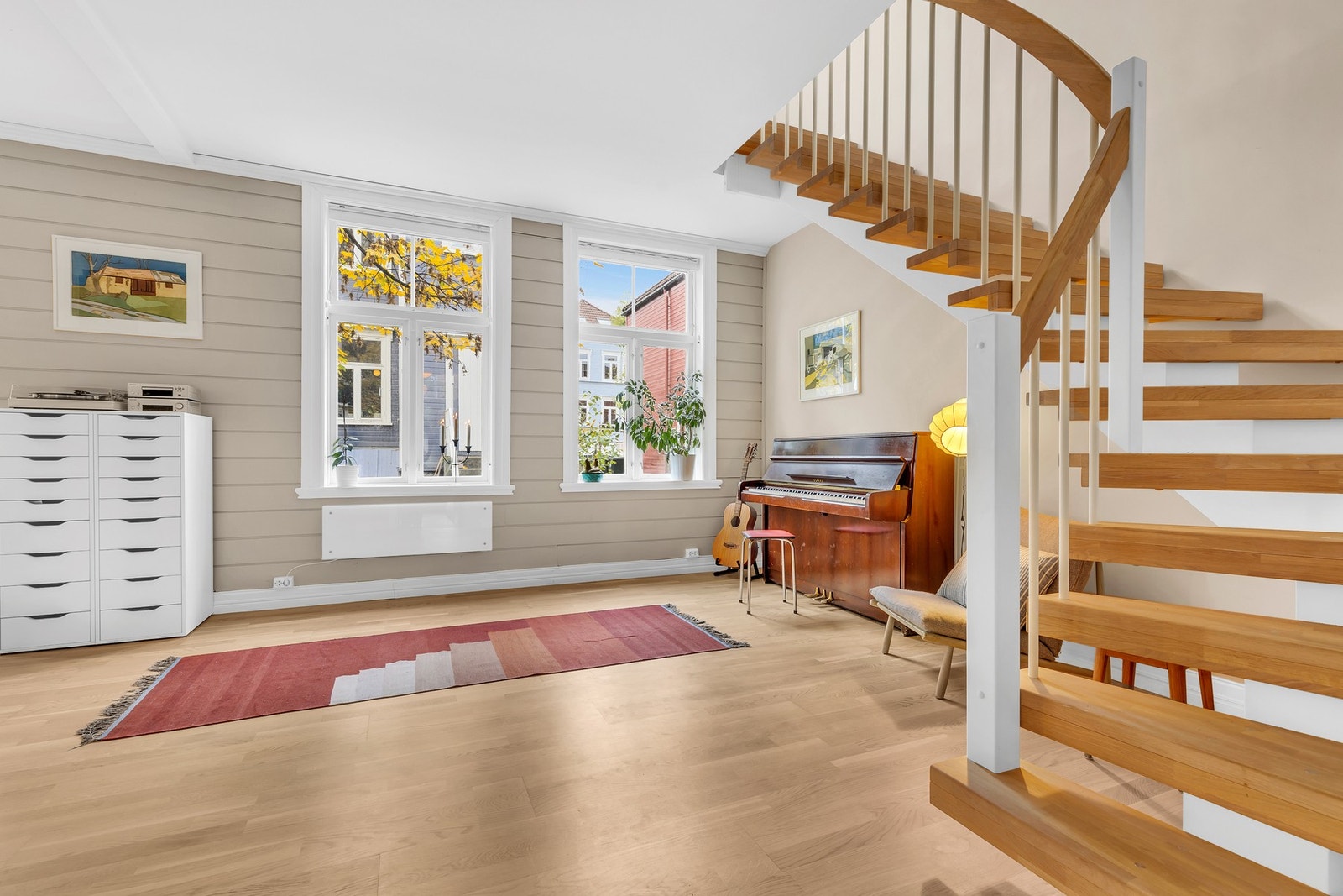 Romslig stue målt til 28,6 kvm, her har du god plass til etablering av flere sittegrupper i forskjellig størrelse, samt annet ønskelig møblement. Galleribilde