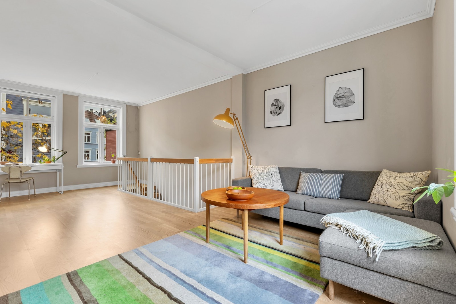 Stuen rommer 29,4 kvm og har godt med plass til etablering av sittegrupper i forskjellig størrelse. Galleribilde