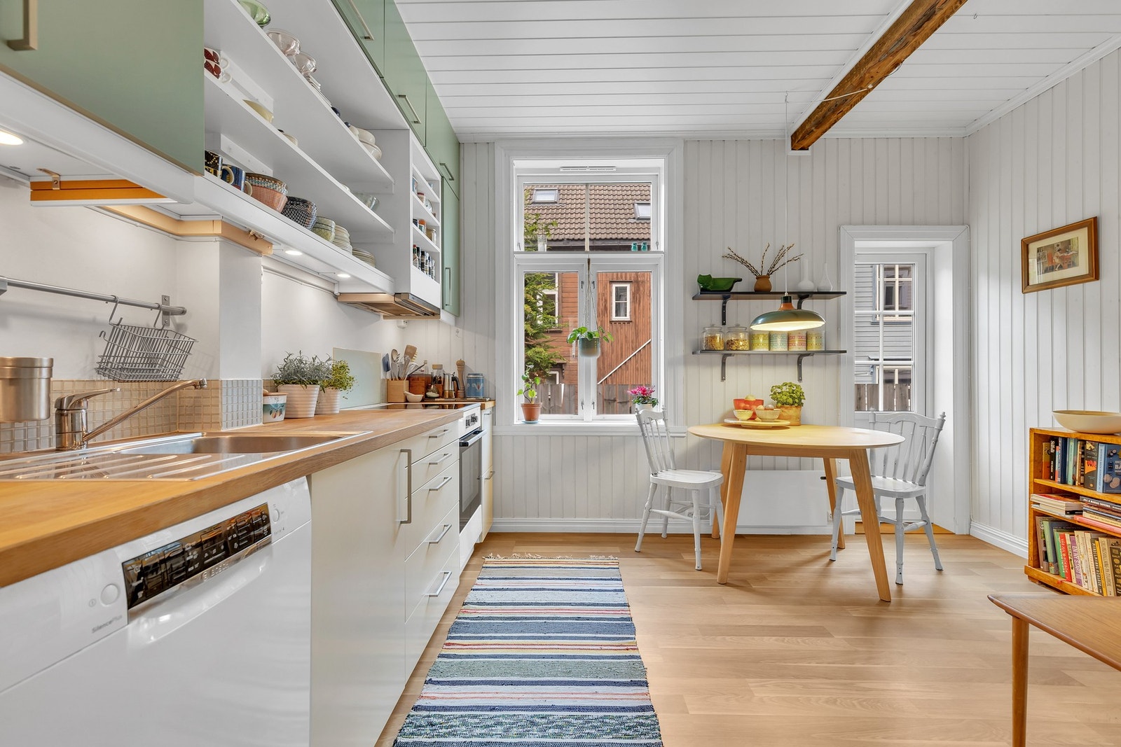 Pent og romslig kjøkken som ble oppusset i 2013 og er utstyrt rikelig med skap- og benkeplass. Kjøkkenet er innredet med plante fronter og laminerte benkeplater. Galleribilde