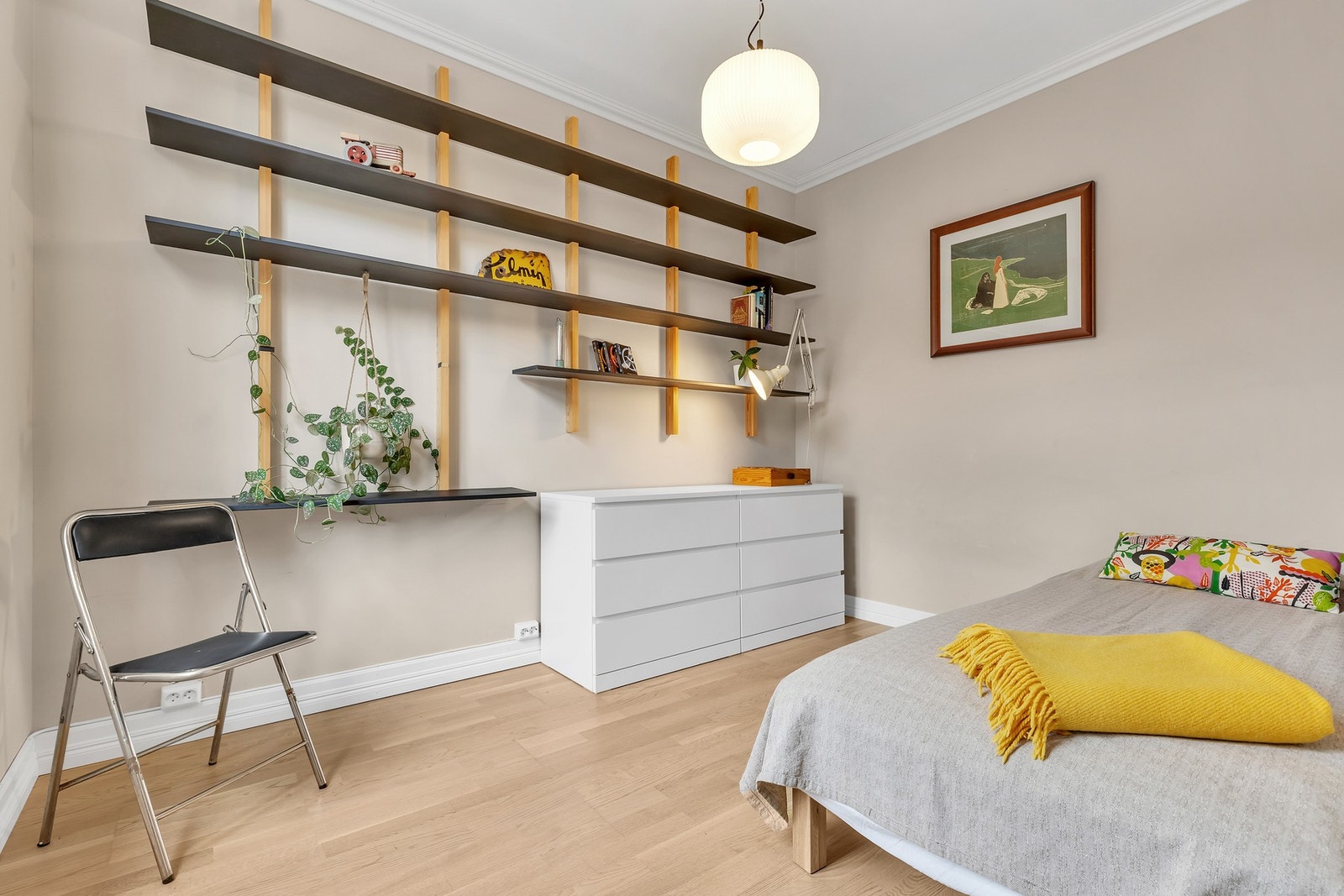 Romslig soverom målt til 8,7 kvm som har godt med plass til dobbeltseng av god størrelse og det nødvendige. Galleribilde