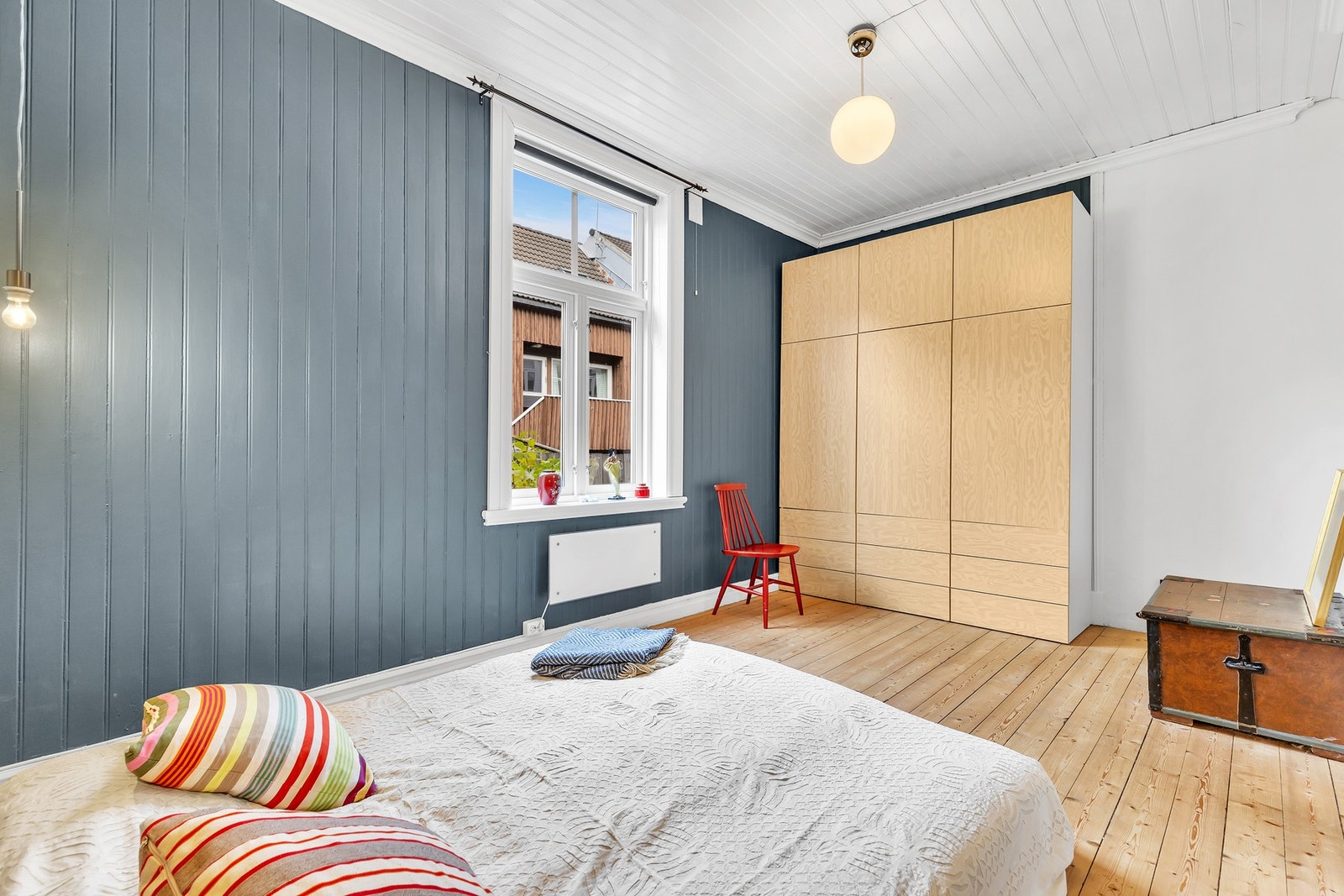 Her har du godt med plass til dobbeltseng av god størrelse og annet ønskelig møblement som en garderobeløsning eksempelvis. Galleribilde