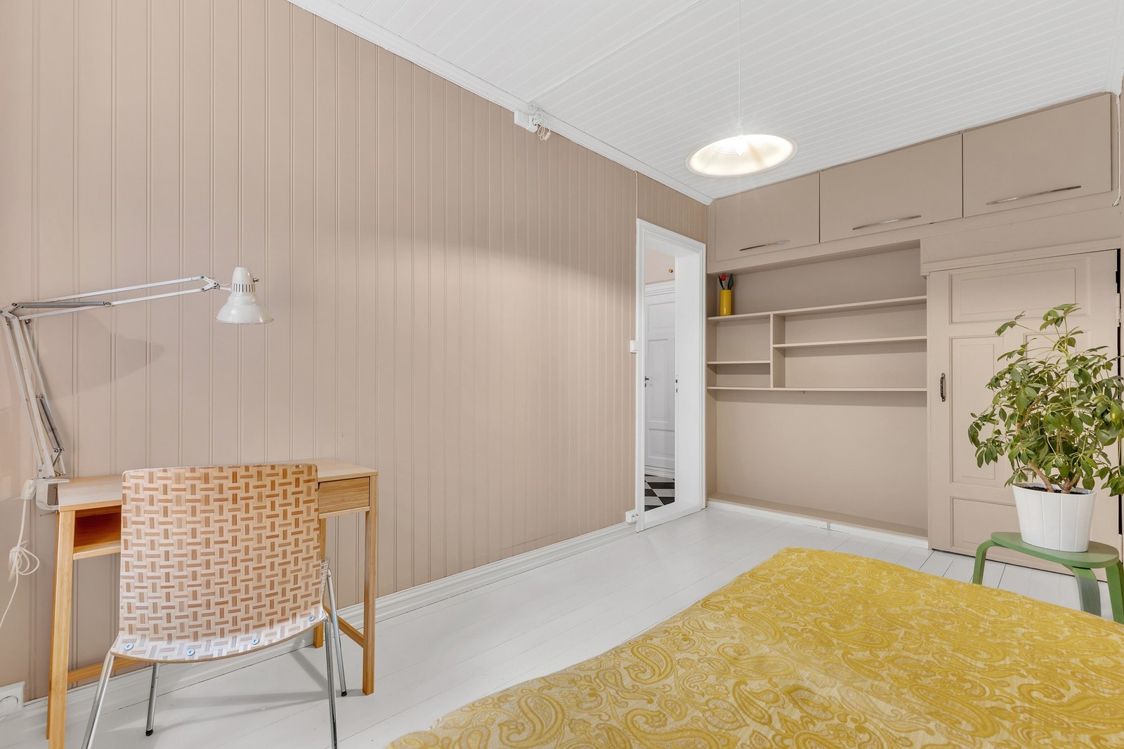 Her også, godt med plass til dobbeltseng av god størrelse og annet ønskelig møblement. Soverommet er i dag innredet med et innebygd skap og hyller som medfølger i handelen. Galleribilde