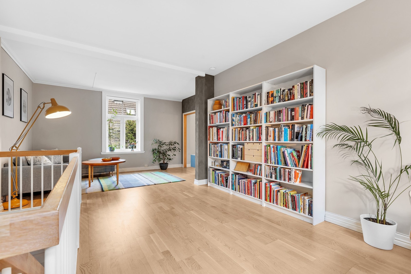 Andre etasje rommer 40 kvm (BRA-i) og består av en romslig stue og et soverom. Den gode planløsningen muliggjør et ekstra soverom i denne etasjen. Galleribilde