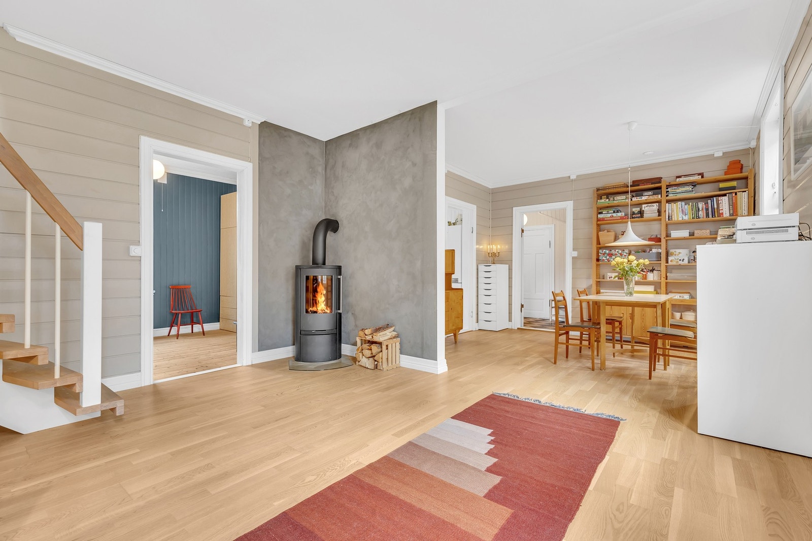 Første etasje rommer 84 kvm (BRA-i) og består av entré, bad, kjøkken, stue og 2 romslige soverom. Utover dette har du også bod i kjeller på nabobygget. Galleribilde