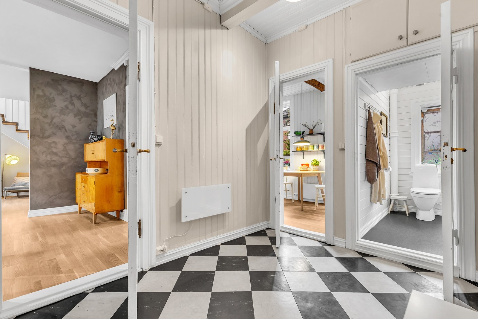 Romslig entré målt til 6,7 kvm. Her har du stue på din venstre hånd, kjøkken og bad rett frem, samt et soverom på din høyre hånd. Galleribilde