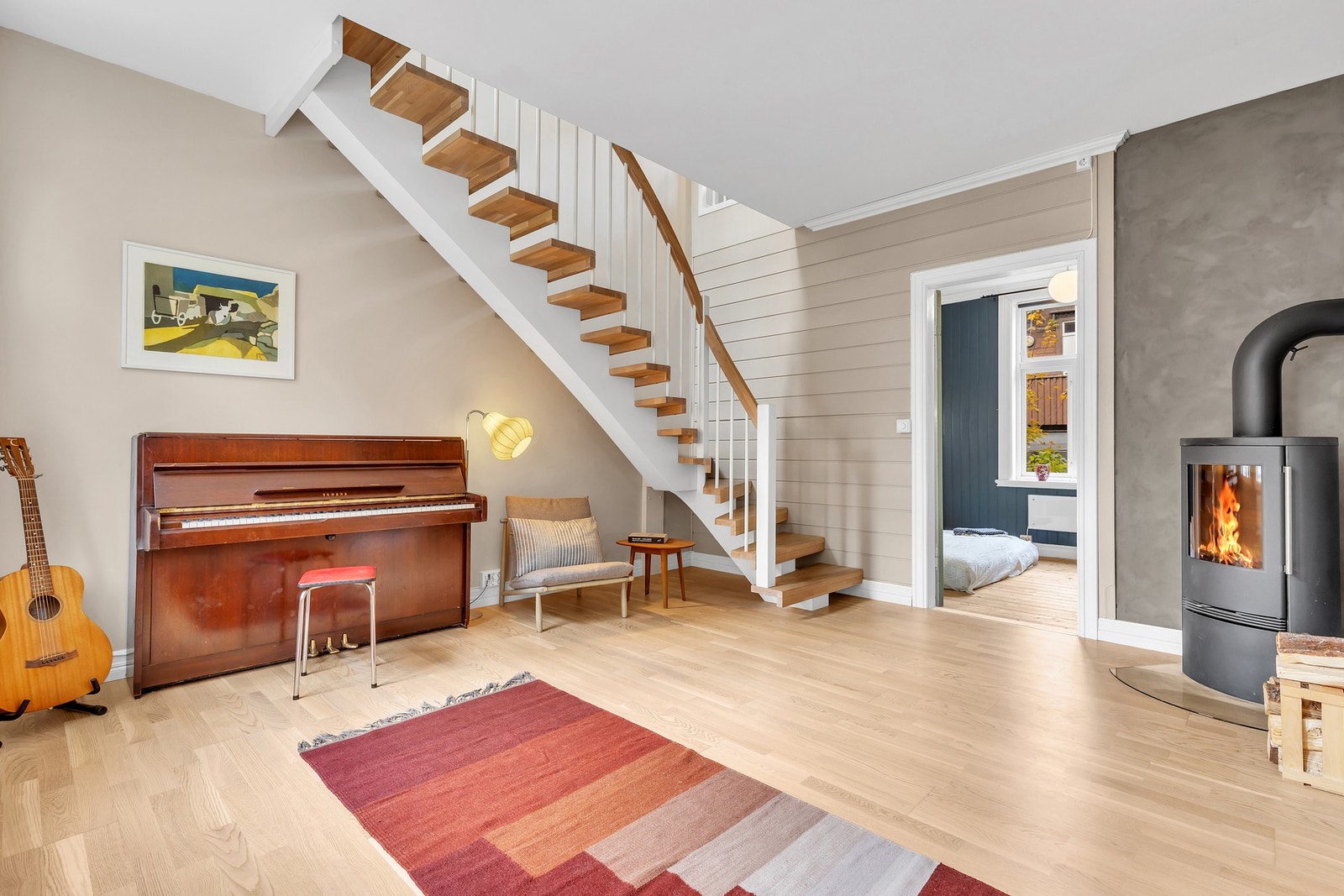 Stuen ble utstyrt med en varm og behagelig vedovn i 2017, selger opplyser at pipen tilknyttet vedovnen er rehabilitert med nytt innvendig stålrør i 2017. Galleribilde