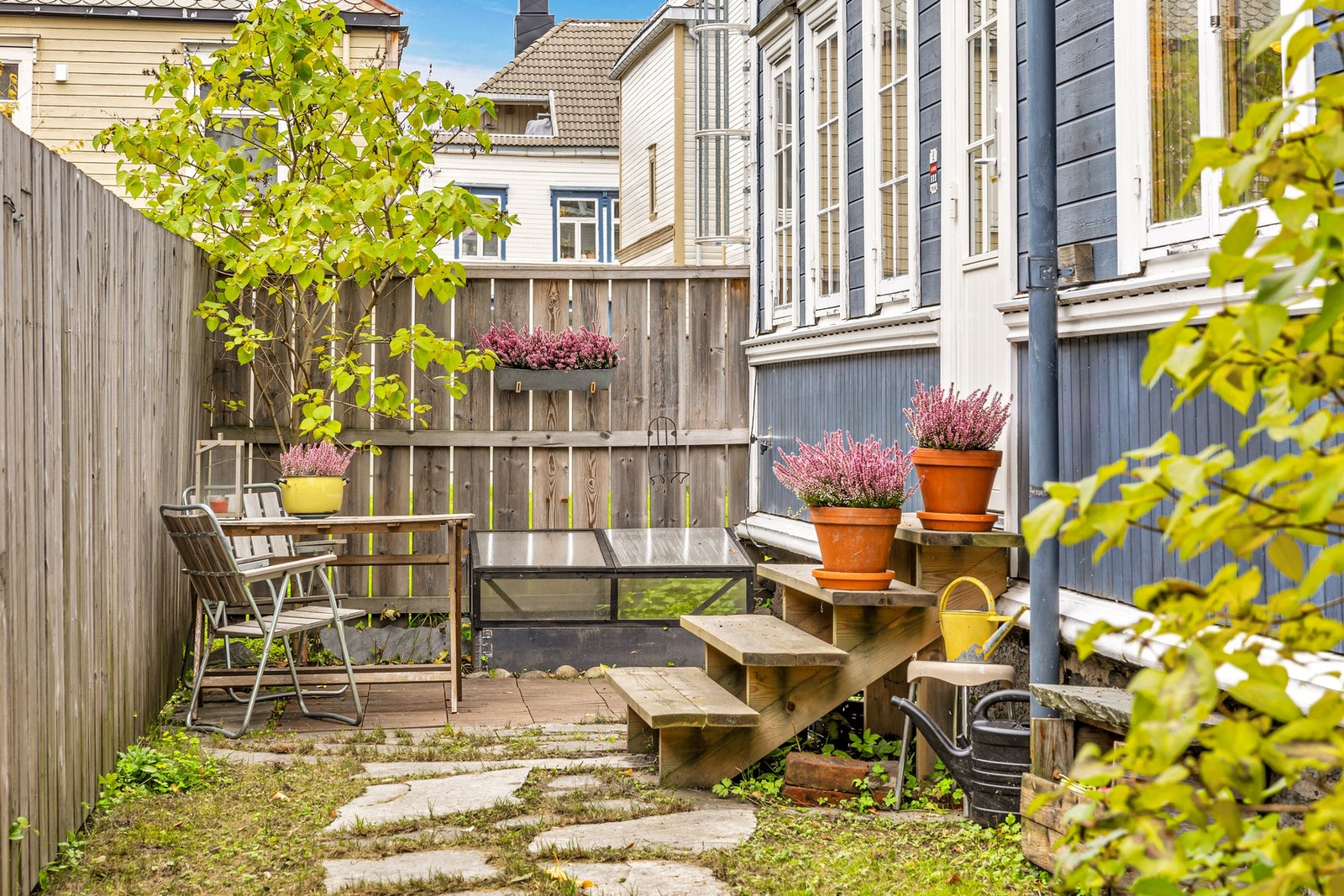 Fra kjøkkenet har du utgang til en skjermet og hyggelig bakgård. Her kan man for eksempel ha kjøkkenplanter. Galleribilde