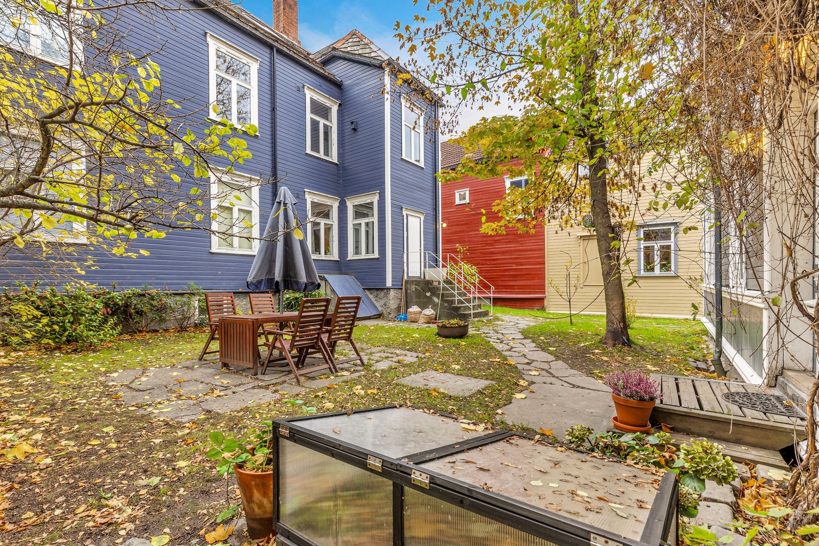 Bakgården er frodig med trær og plenarealer. Steinbelagte soner legger til rette for utemøbler, som er perfekt til bruk på sommerhalvåret. Galleribilde