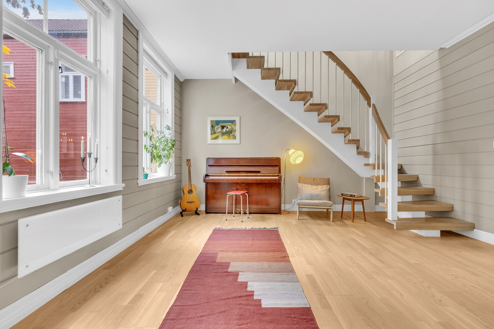 De siste årene har det blitt foretatt flere oppgraderinger i boligen, blant annet ble overflatene på kjøkken fornyet i 2013, på stue i 2018 og på soverom 1 i 2022. Galleribilde