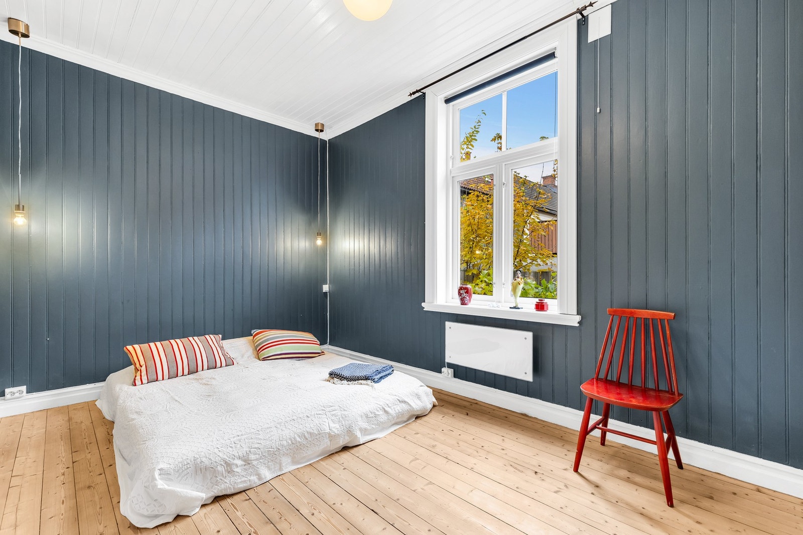 Leiligheten har 2 romslige soverom i første etasje på henholdsvis 13 og 10,4 kvm. Galleribilde