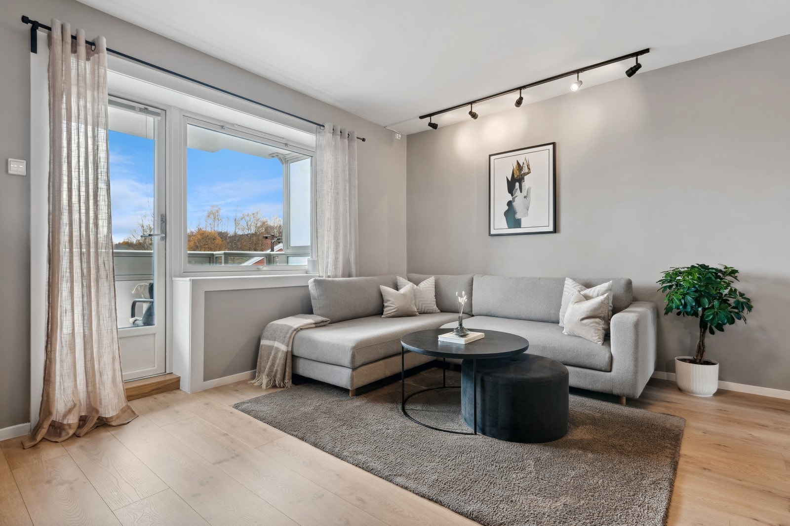 Vinduer og balkongdør ble byttet i 2013. Det er pipeløp i stuen med mulighet for å innstallere peisovn. Galleribilde