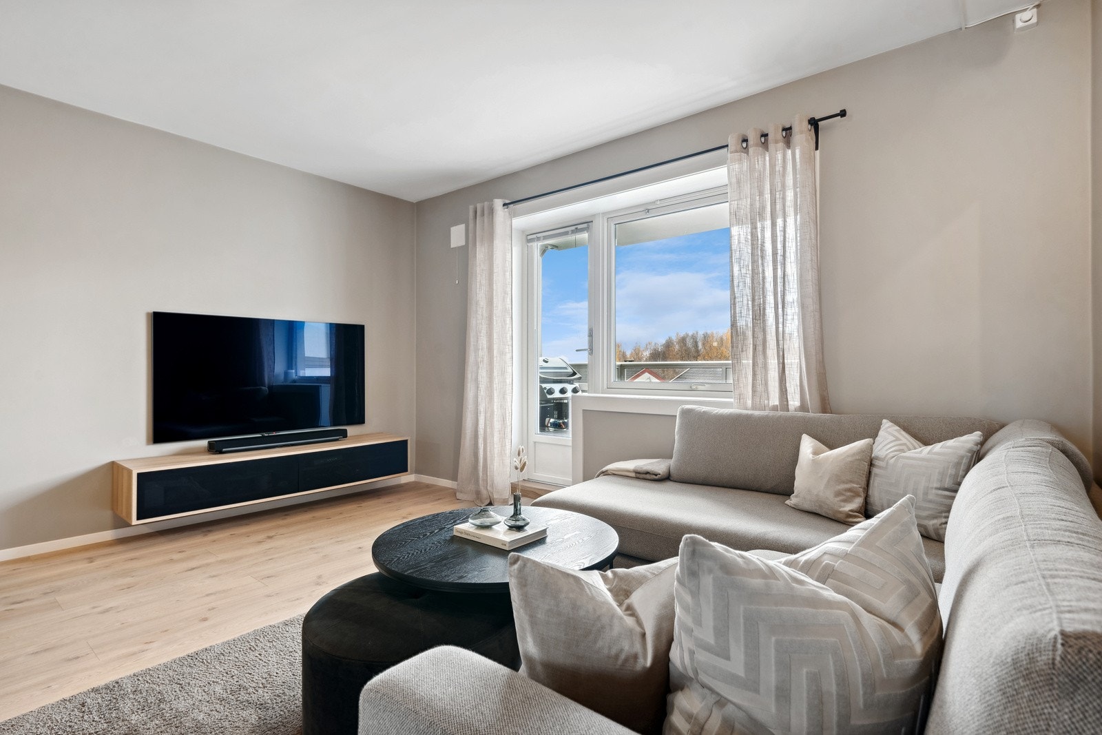 Det er fine lys-og solforhold med utgang til sydvendt balkong. Galleribilde