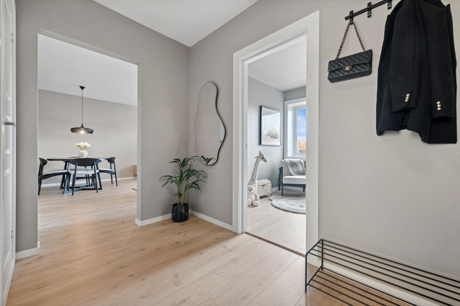 Entreén har god plass til garderobe. Dør calling med videoskjerm. Galleribilde