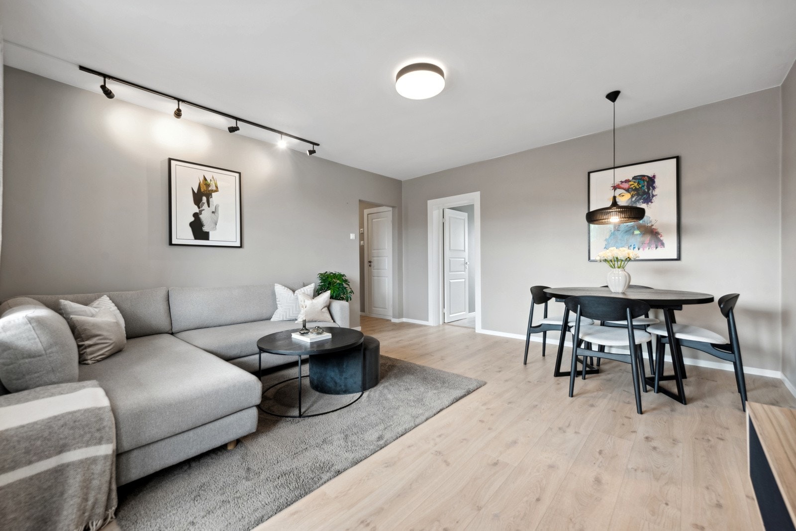 1 stavs gulv, glatte malte vegger, pent listverk og nye innerdører. Galleribilde