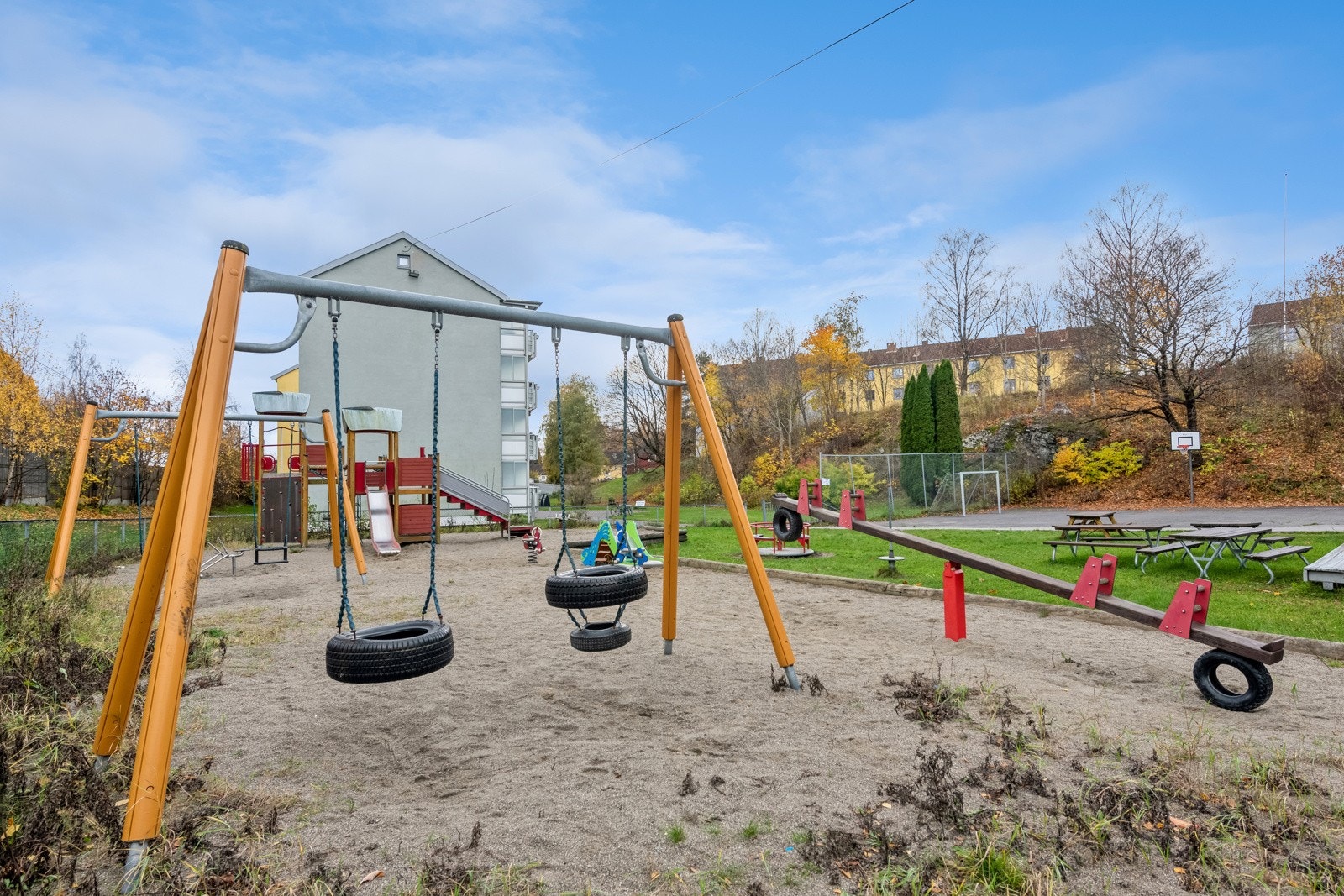 Fantastiske uteområder i Bjerkehaugen. Det er lekeplasser, sittegrupper, flaggplass. Alt holdes i orden av Lasse driftsleder som selv bor i brl. Galleribilde