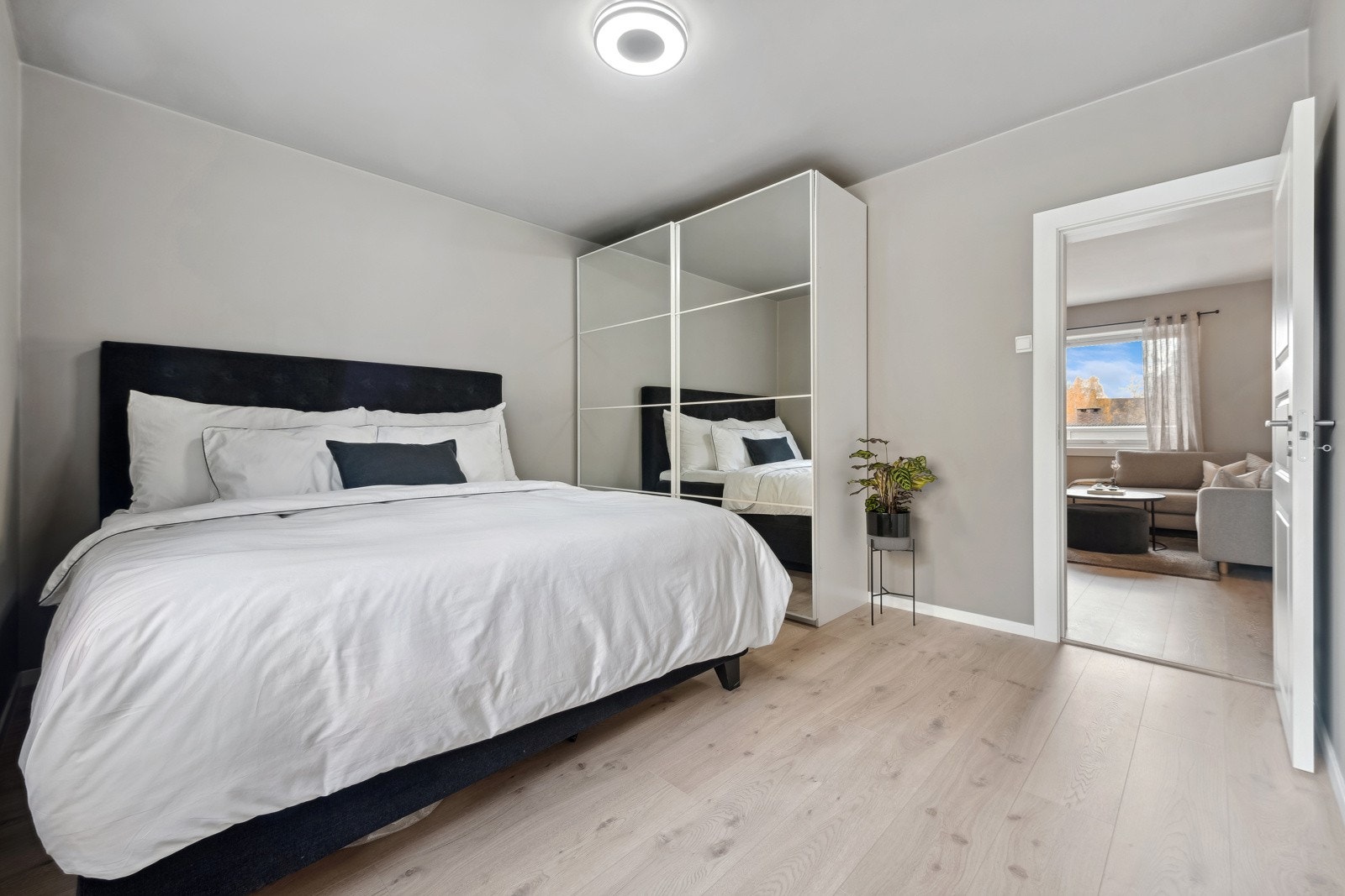 Soverommet har hel vegg med takhøye skyvedørsgarderober med speil i front. Galleribilde