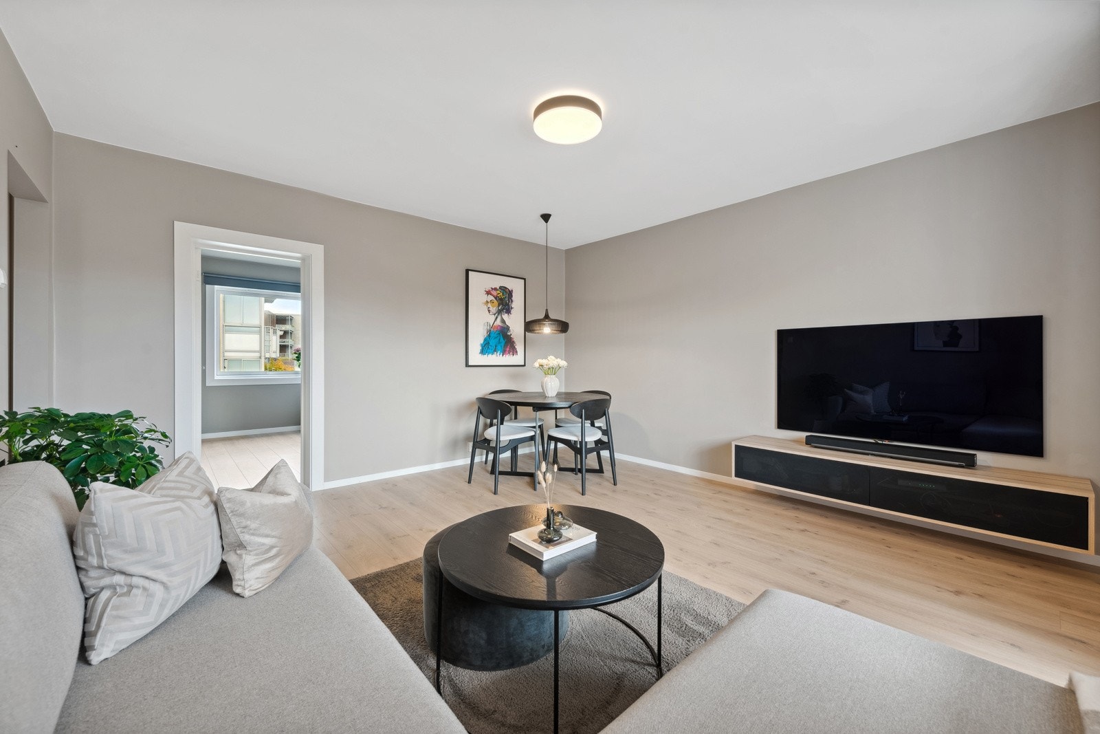 Stuen er lett å møblere, her er det god plass til både salong og spisestue om en ønsker. Galleribilde