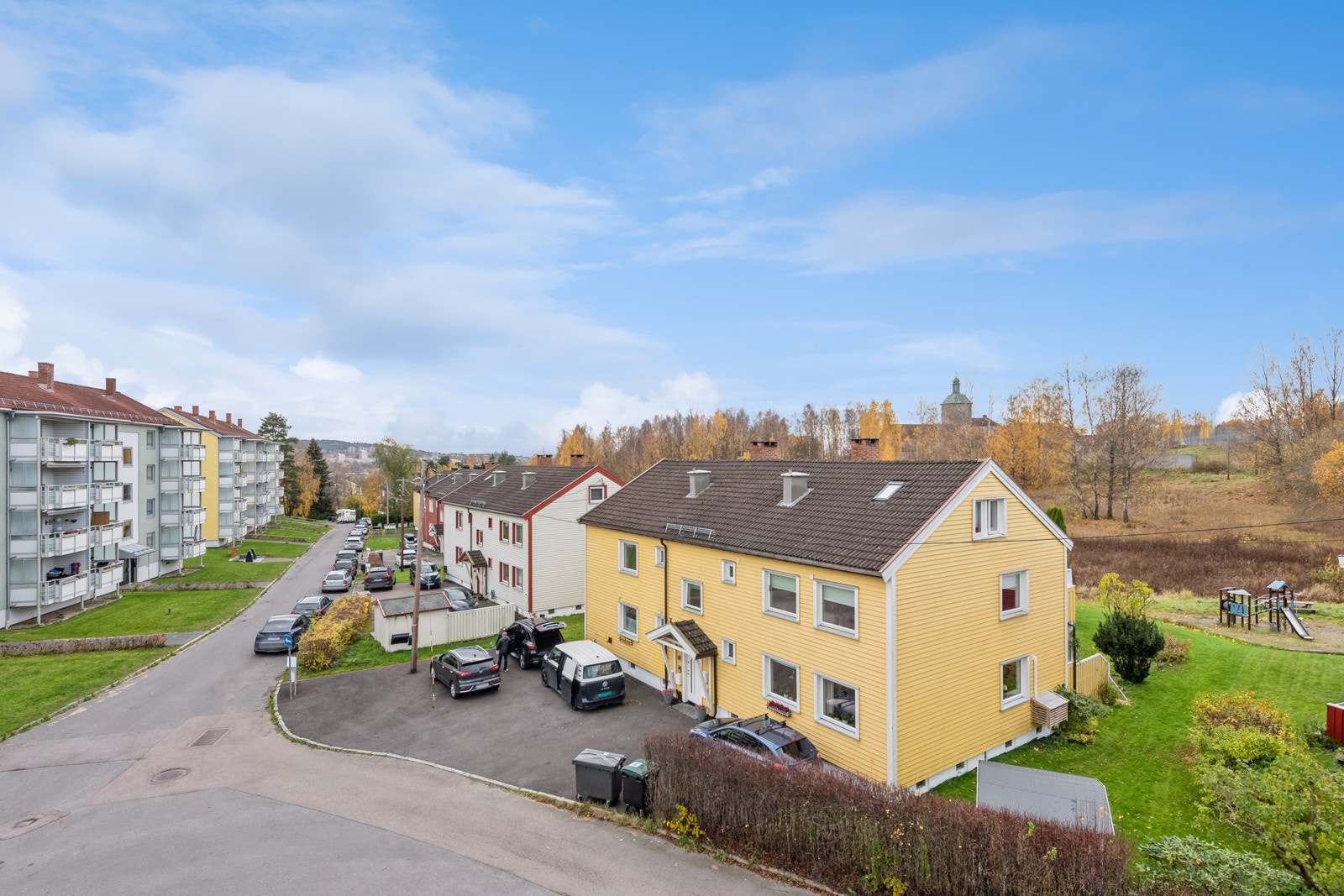 Fredelig utsyn fra balkongen over småhusbebyggelse og over mot Bredtvet. Galleribilde