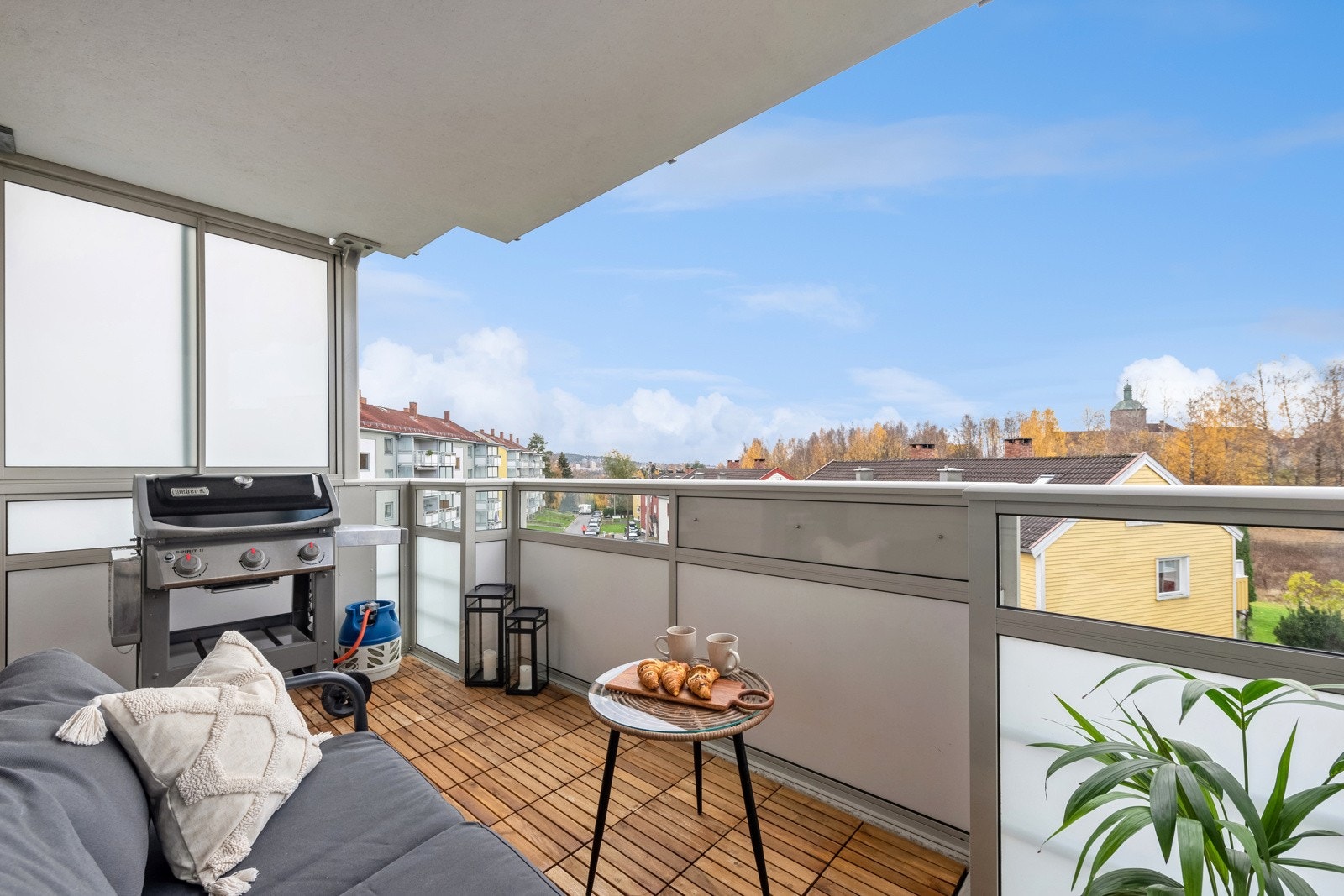 7,4 kvm sydvendt balkong. Tregulv, montert faste blomsterkasser, frostet glass på sidene som skjermer balkongen. Balkongen er fra 2013. Galleribilde