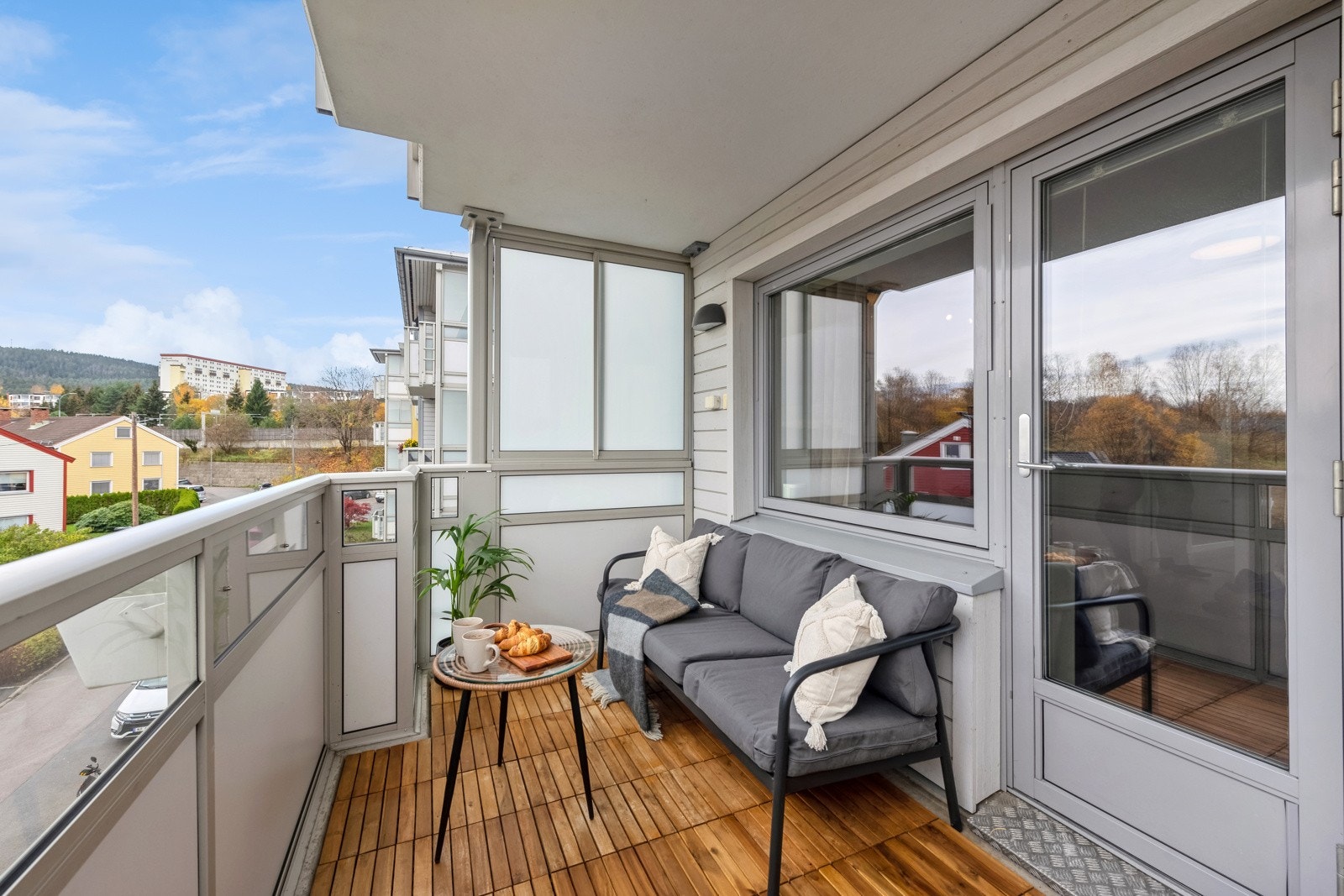 Vegger kledd med panel, utebelysning og støpsel. Galleribilde