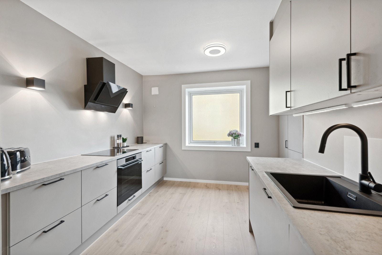 Norema kjøkken fra 2022. Benke- og overskap med slette fronter og benkeplate av laminat. Galleribilde