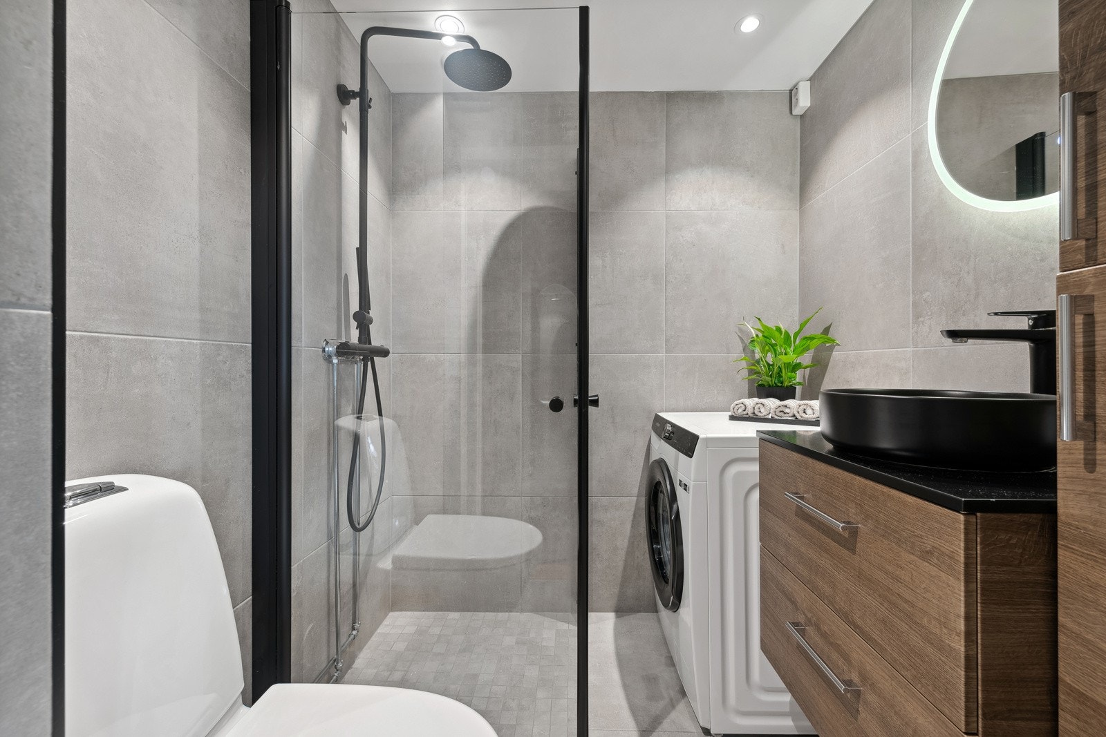 Badet ble på nytt renovert i 2022. Membran er lagt av Protan AS. Rørarbeid og montering av vegghengt wc, montering av dusjkran med fossefall, montering av dusjdører samt vask med underskap og speil er gjort av Grens Rør og Servicetjenester AS. Galleribilde