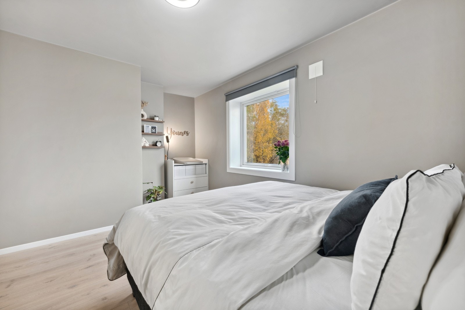 Hovedsoverommet er av god størrelse. Her er det plass til romslig dobbelseng med tilhørende møblement. Galleribilde