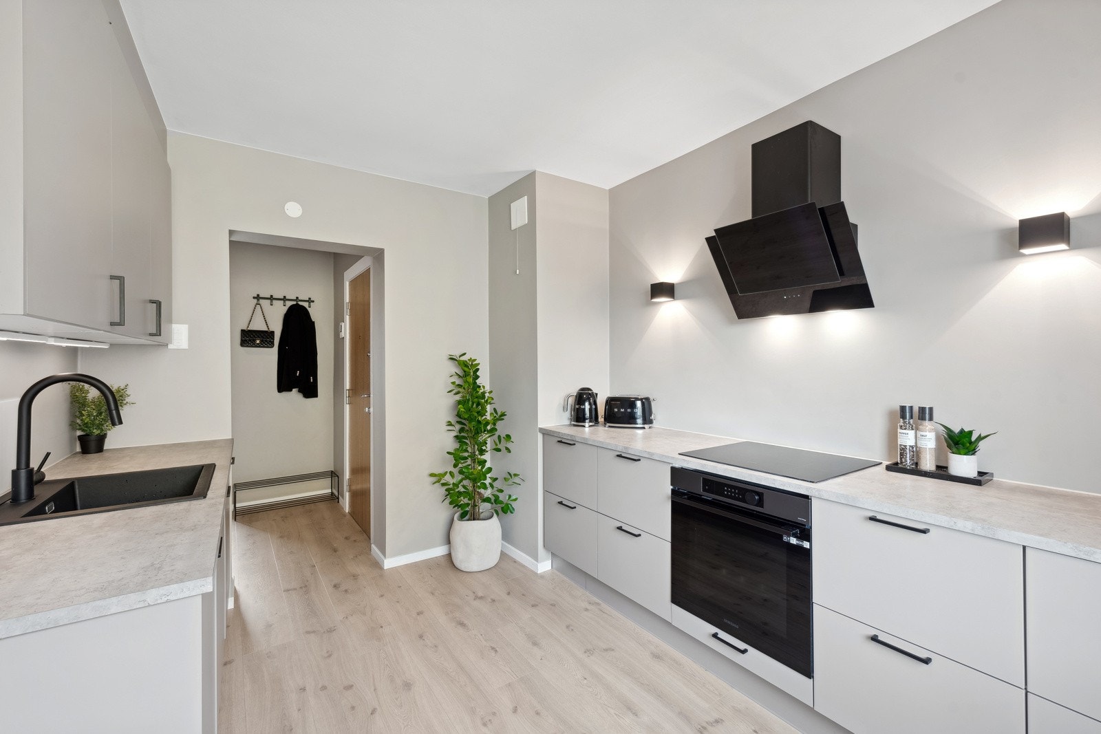 Integrert platetopp, komfyr, kjøl/frys og oppvaskmaskin. Kjøkkenvifte med kullfilter. Omlegging av vannrør til vasken og vaskemaskin og tilkobling av vann og avløp til vasken og vaskemaskinen er utført av Grens Rør og Servicetjenester AS. Galleribilde