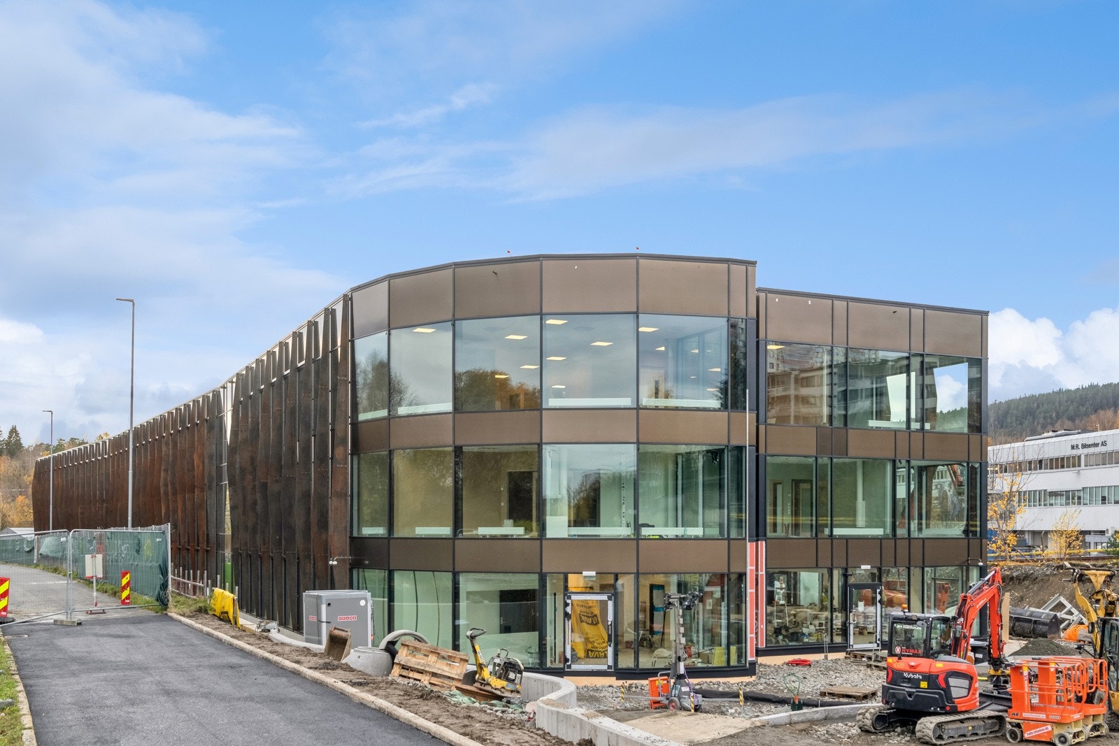 Nylig åpnet nytt Helsehus, her finner du helsestasjon, lege, Nav. Det ferdigstilles i disse dager. Galleribilde