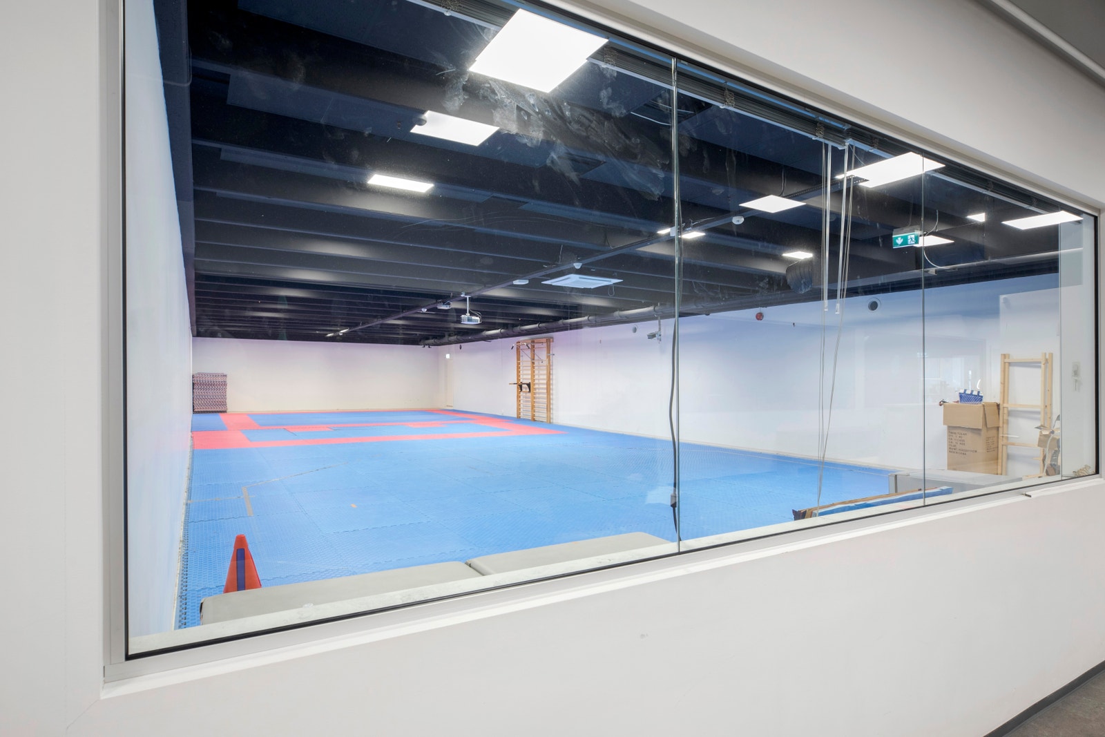 Lokalene er stolpefrie og i dag ligger det blått sportsgulv her. Galleribilde