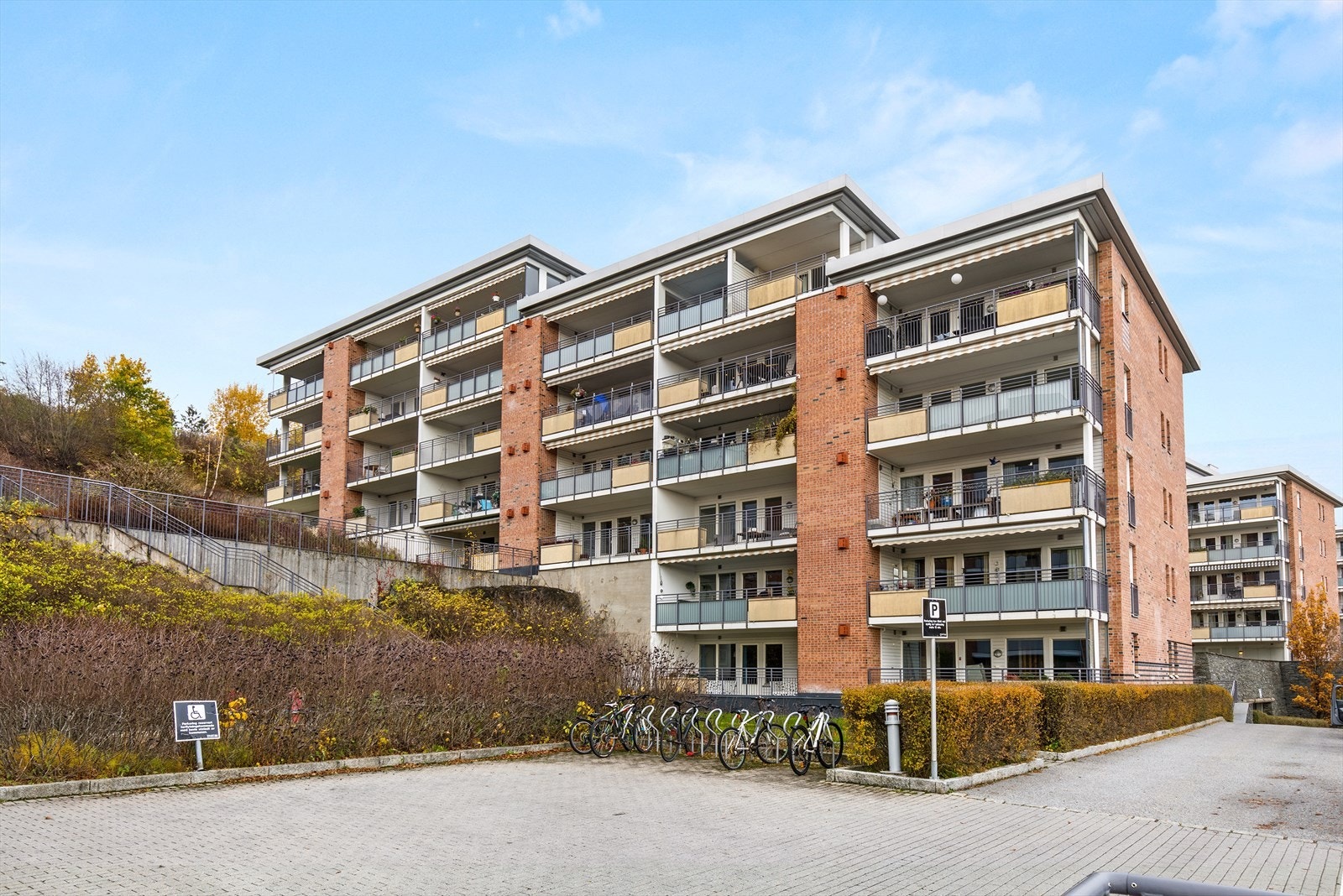 Sameiet har sykkelparkering og gjesteparkering Galleribilde