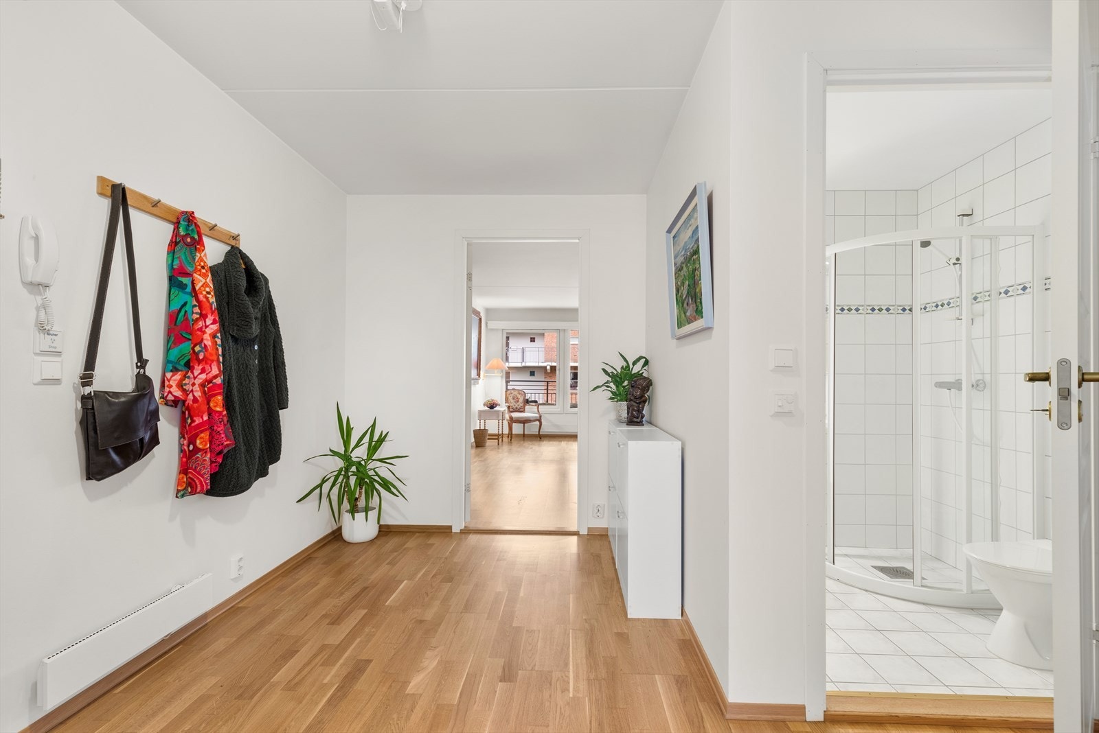 Entré med dørcalling og muligheter for oppbevaring av yttertøy og sko Galleribilde
