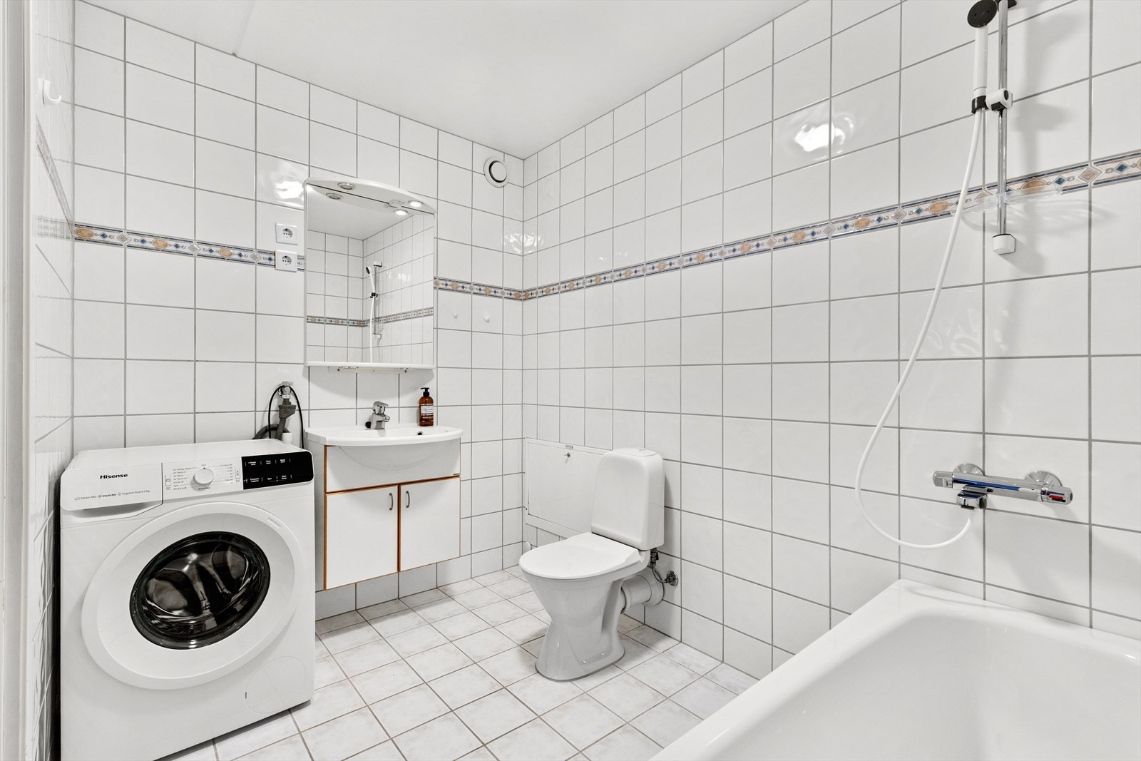 Dusj i badekar og gulvstående klosett - Opplegg for vaskemaskin Galleribilde