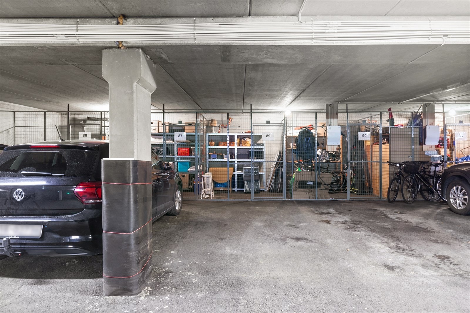 Boligen disponerer en ekstern bod i kjeller på ca. 5 kvm. samt en parkeringsplass i felles garasjekjeller Galleribilde