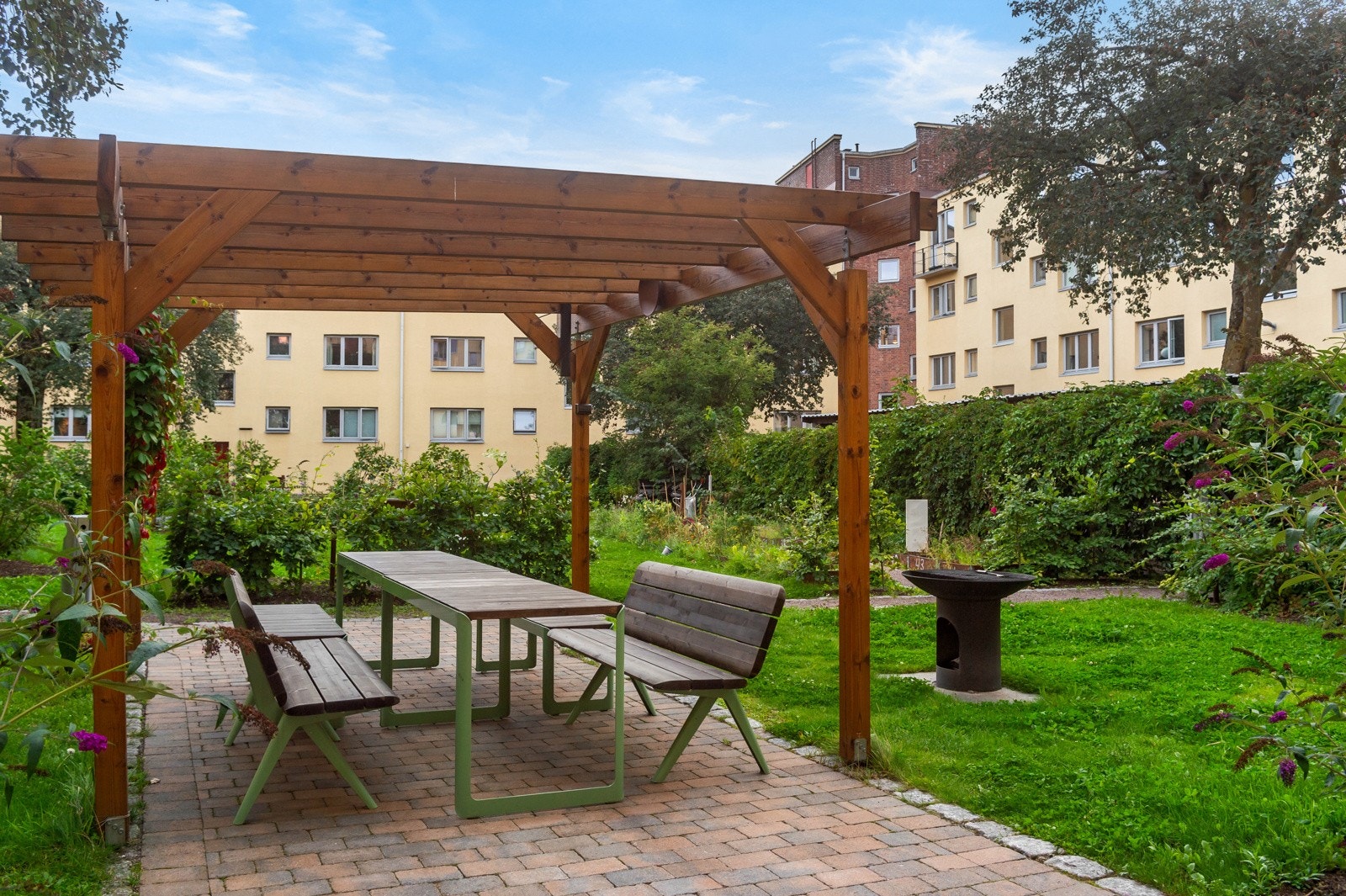 Gårdsrommet er utstyr med ulike sittegrupper og grill for beboere i aksjelaget. Galleribilde