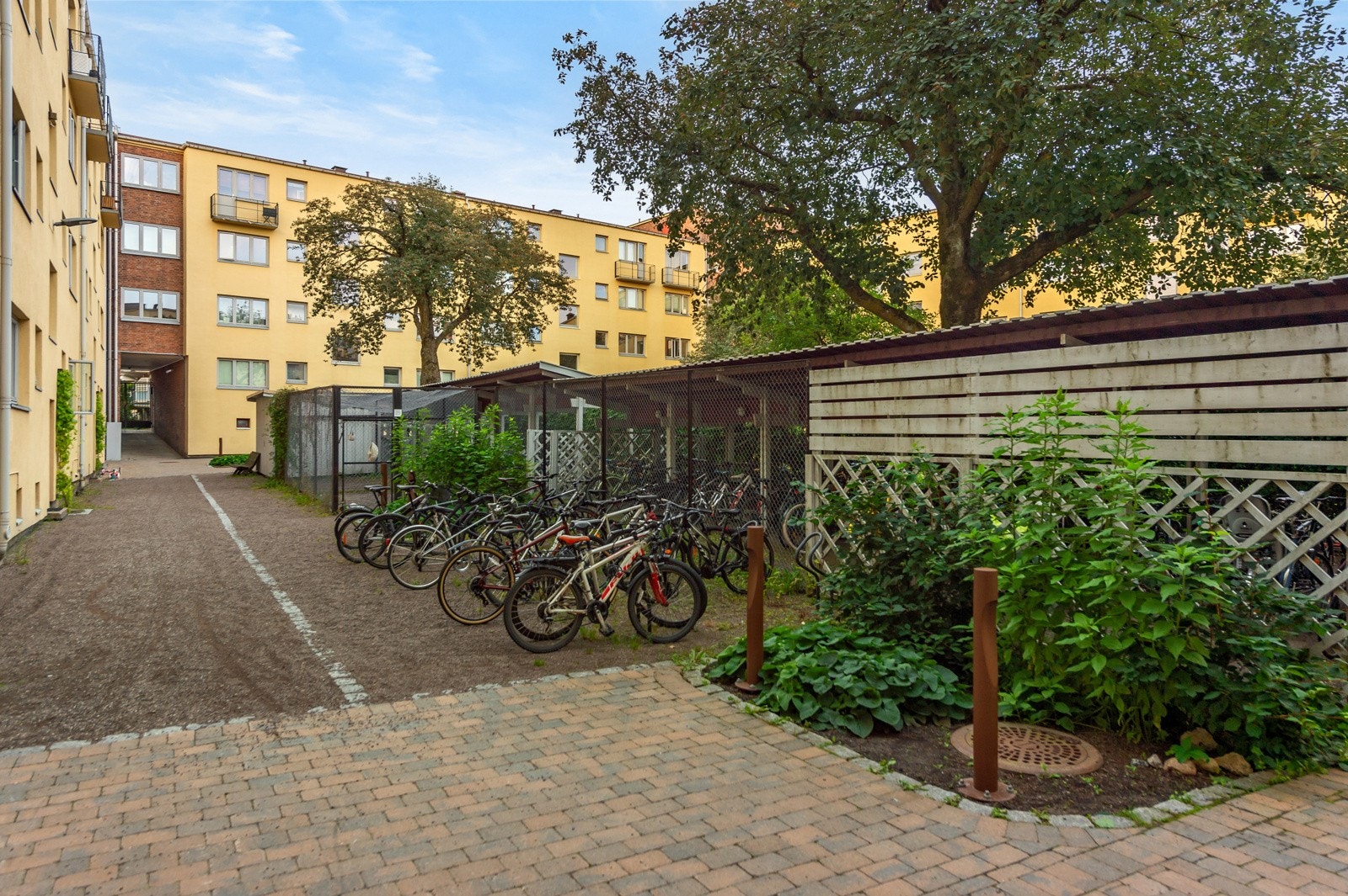 Det er en sykkelbod i hver av de ytre bakhagene, dørene låses opp med nøkkelen til oppgangen din. Galleribilde