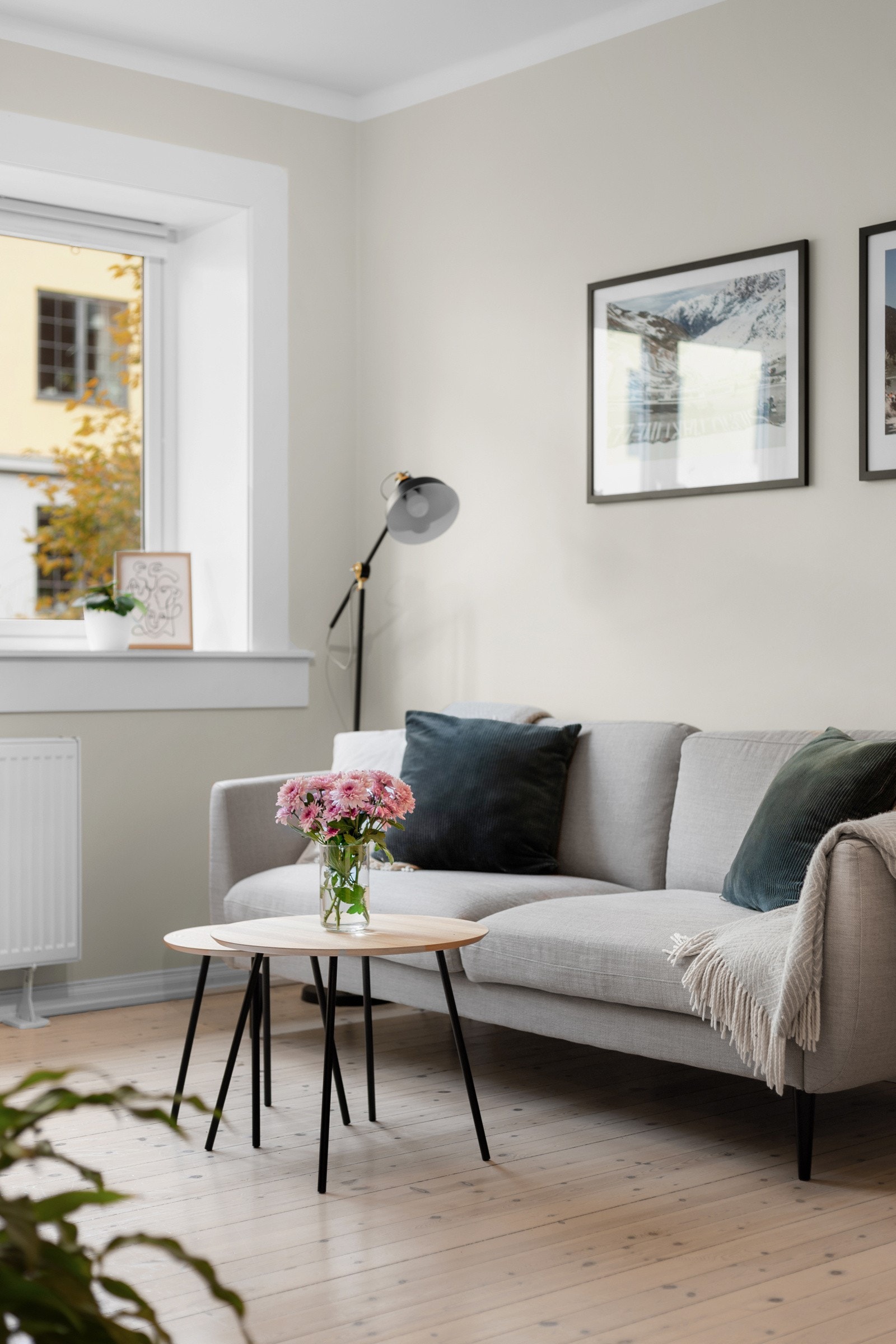 God plass til sofagruppe med tilhørende møblement. Galleribilde