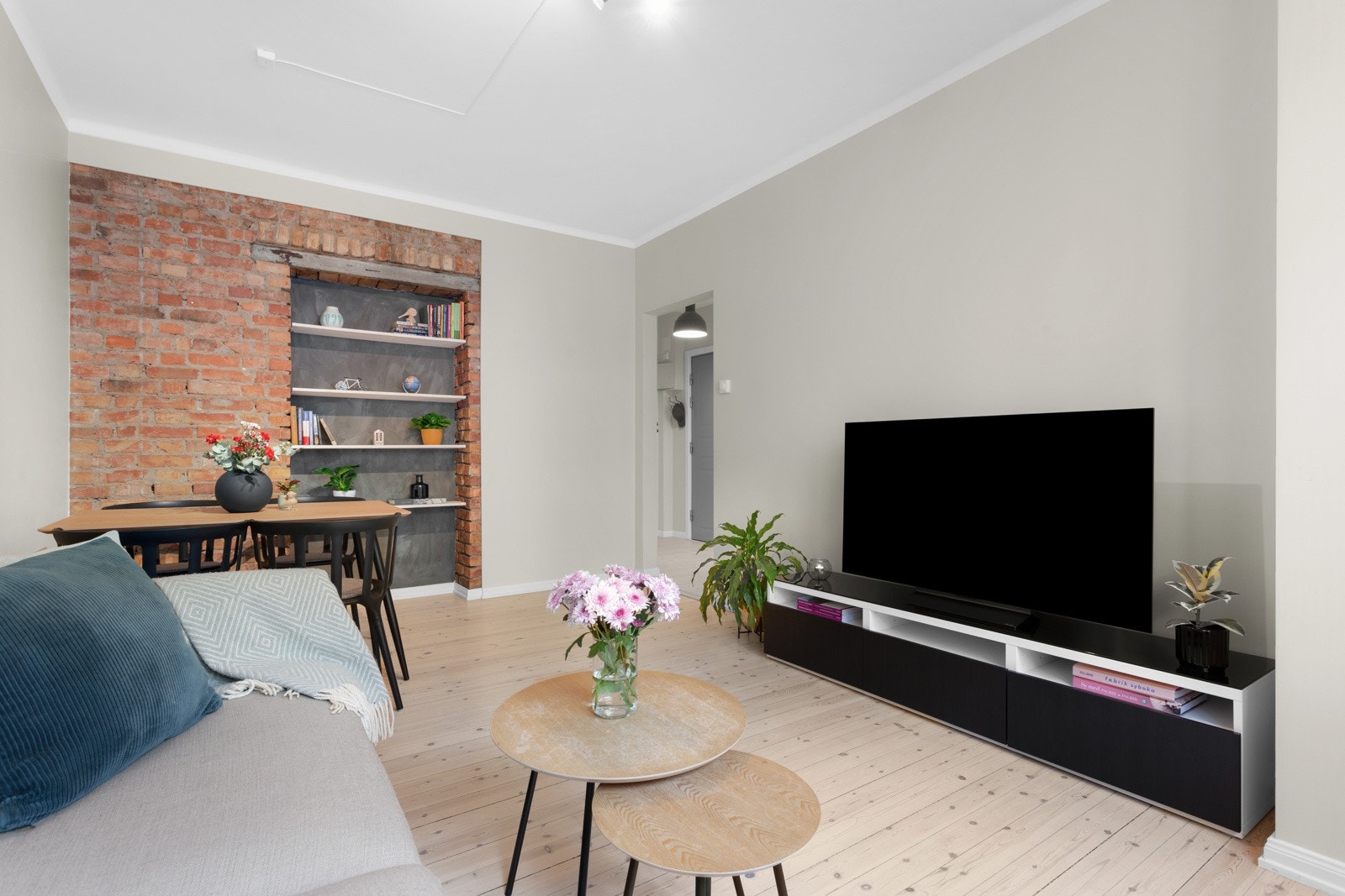 Romslig stue med god soneinndelig. Galleribilde