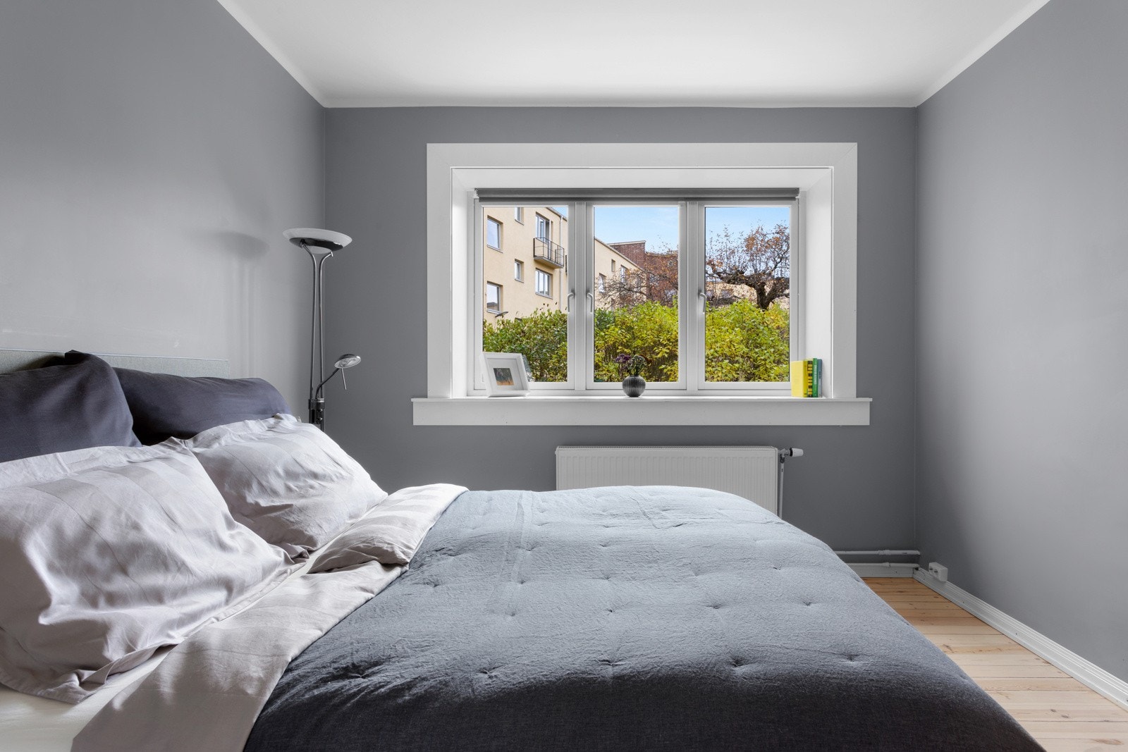 God plass til dobbeltseng og nattbord. Galleribilde