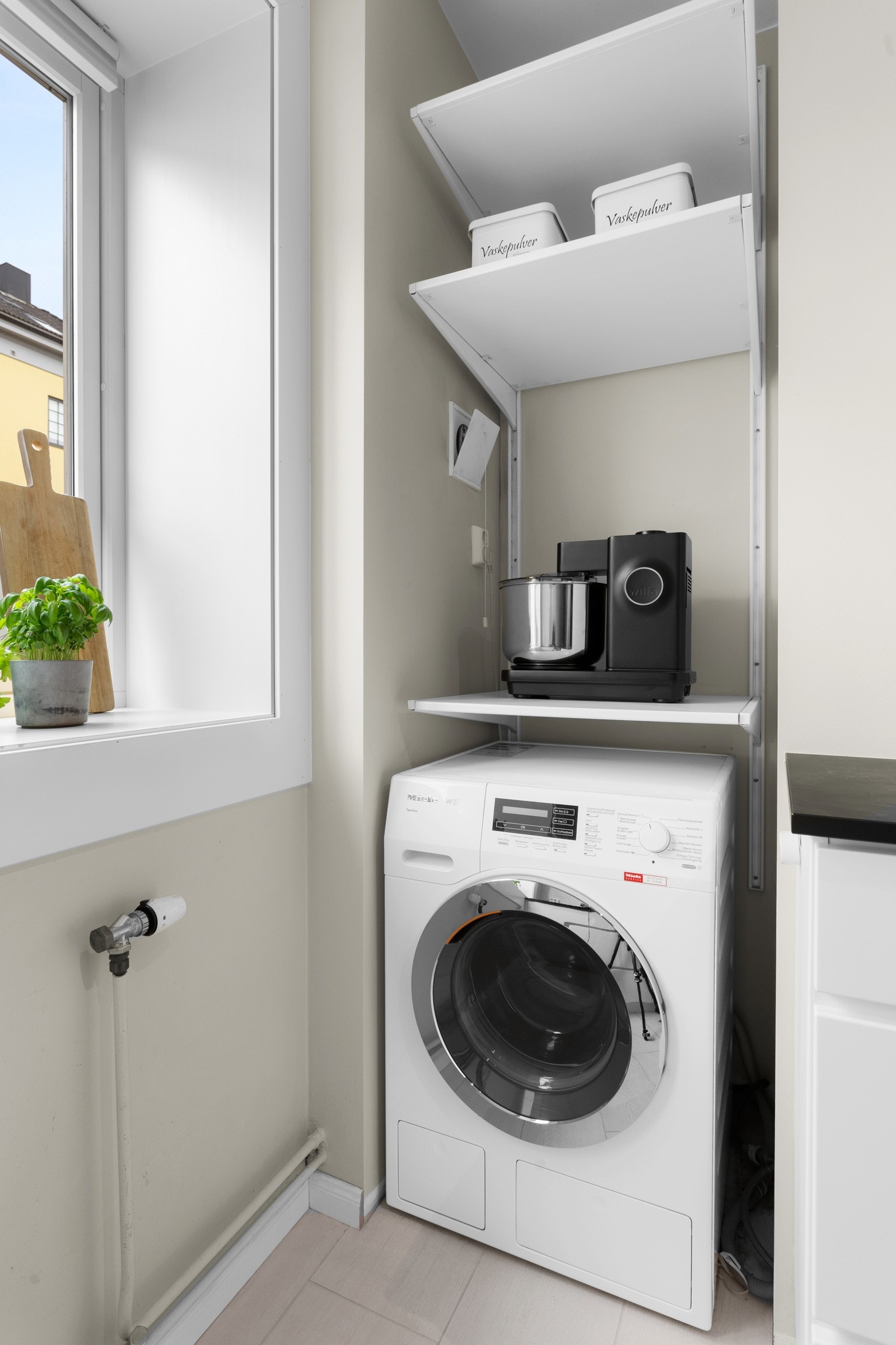 Nisje på kjøkken for vaskemaskin. Galleribilde