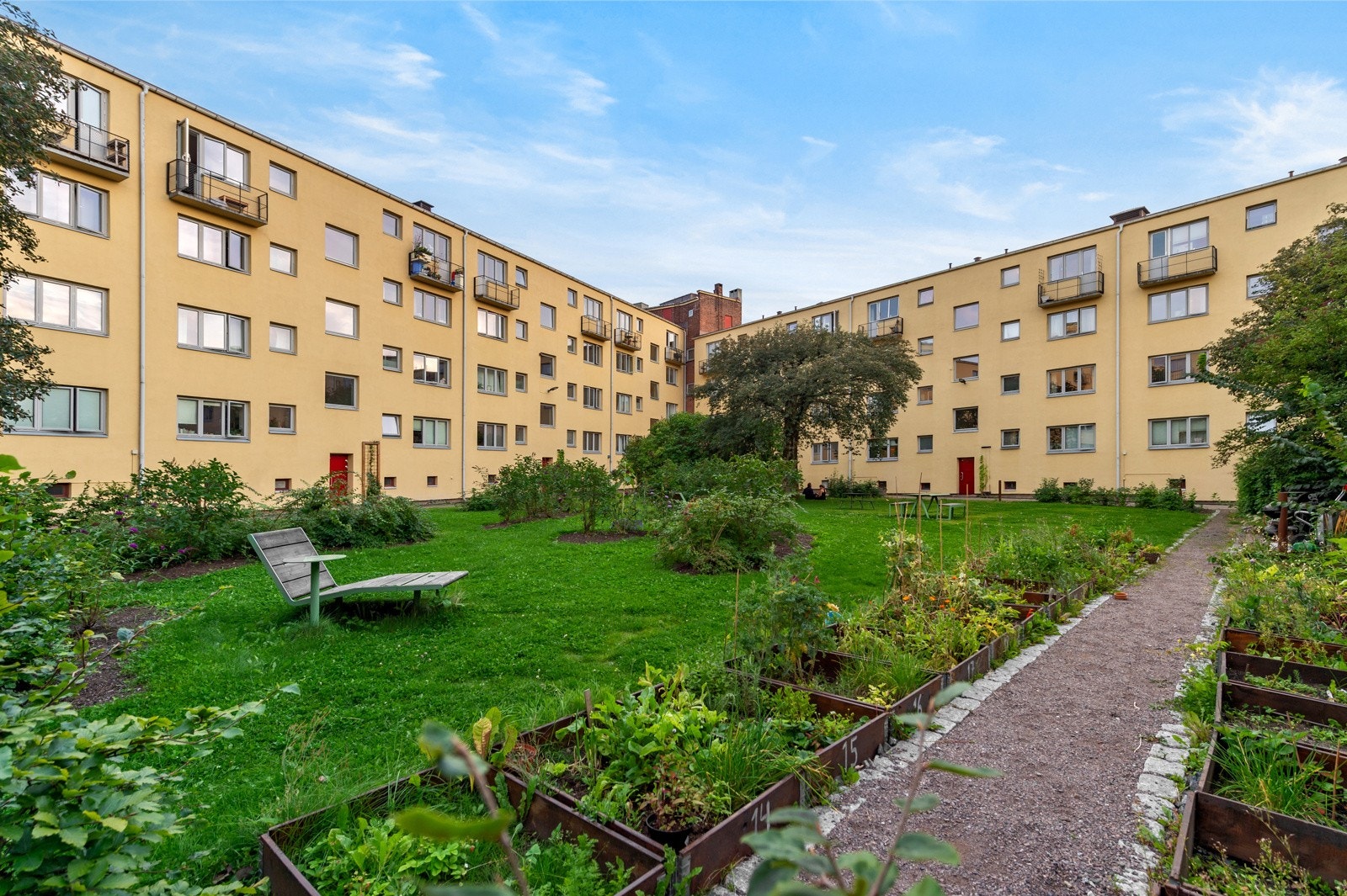 Gårdsrommet gjennomgikk en stor oppgradering i 2021 med bl.a. nye sittegrupper, grill, pallerammer for beplanting, nye porter med lås m.m. Galleribilde