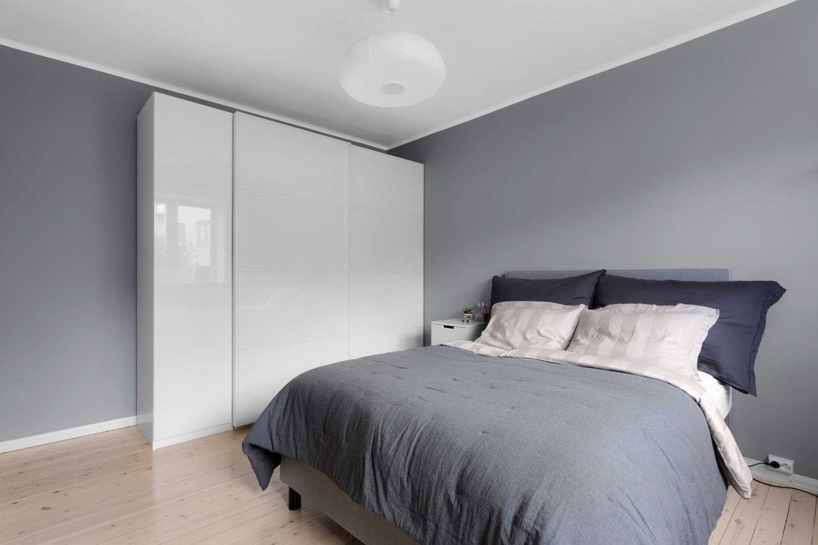 Stor garderobe som medfølger leiligheten. Galleribilde